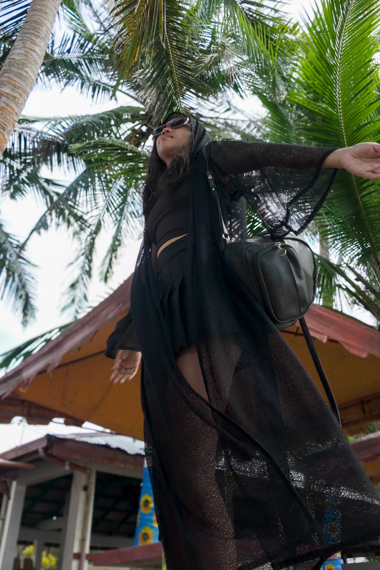 ✦ Moonlit Veil – Leichter schwarzer Kimono mit offenem Gewebe und Kapuze