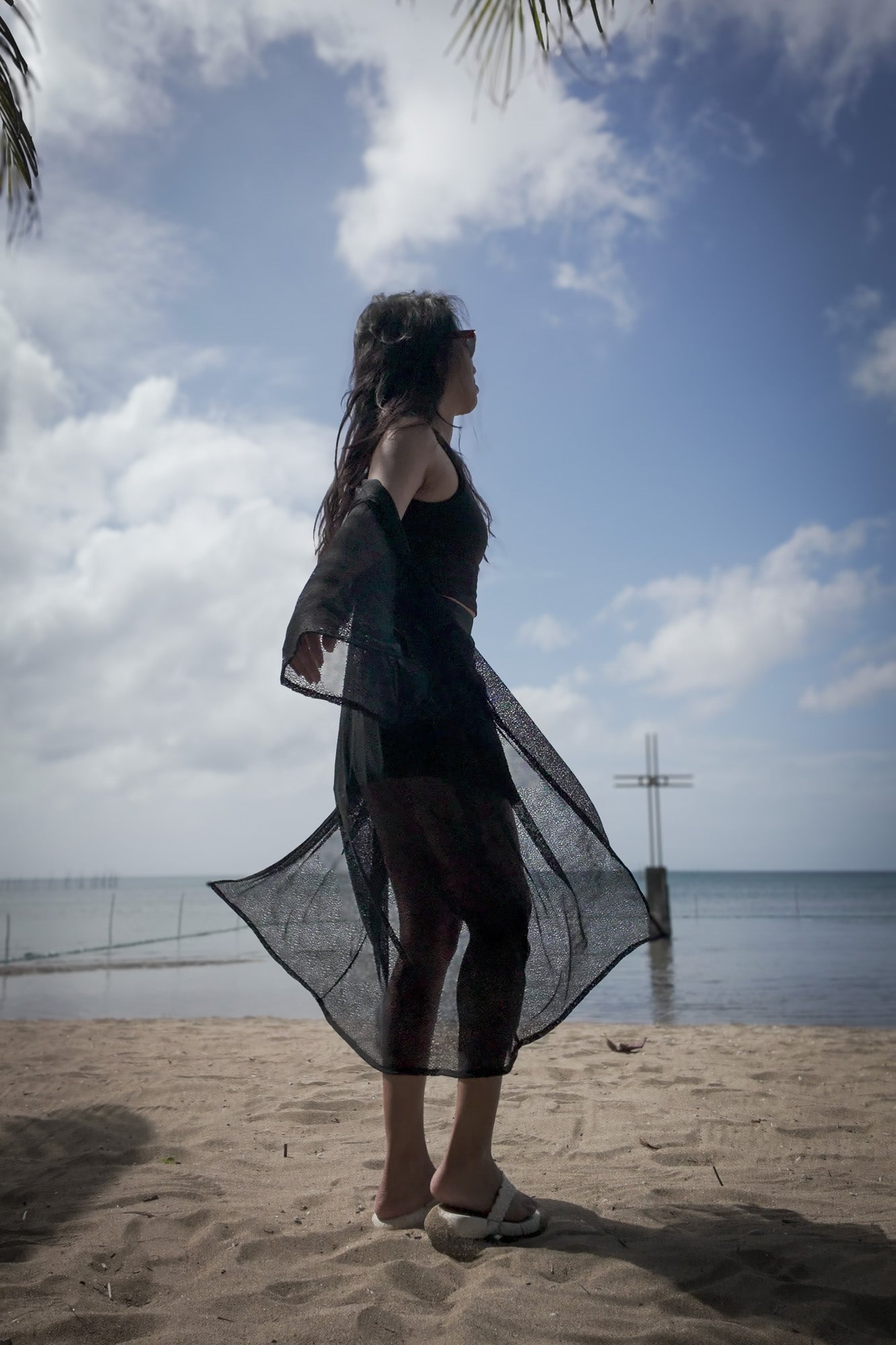 ✦ Moonlit Veil – Leichter schwarzer Kimono mit offenem Gewebe und Kapuze