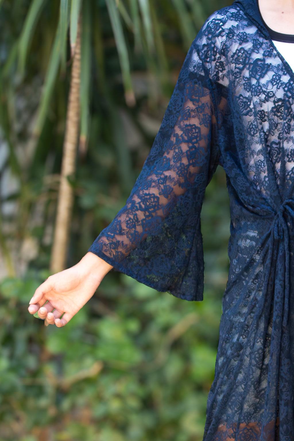 ✦ Ink Veil – Marineblauer Kimono mit Kapuze aus transparenter Blumenspitze