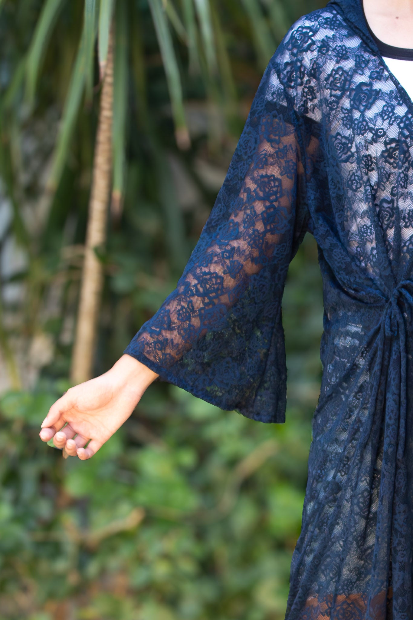 ✦ Ink Veil – Marineblauer Kimono mit Kapuze aus transparenter Blumenspitze