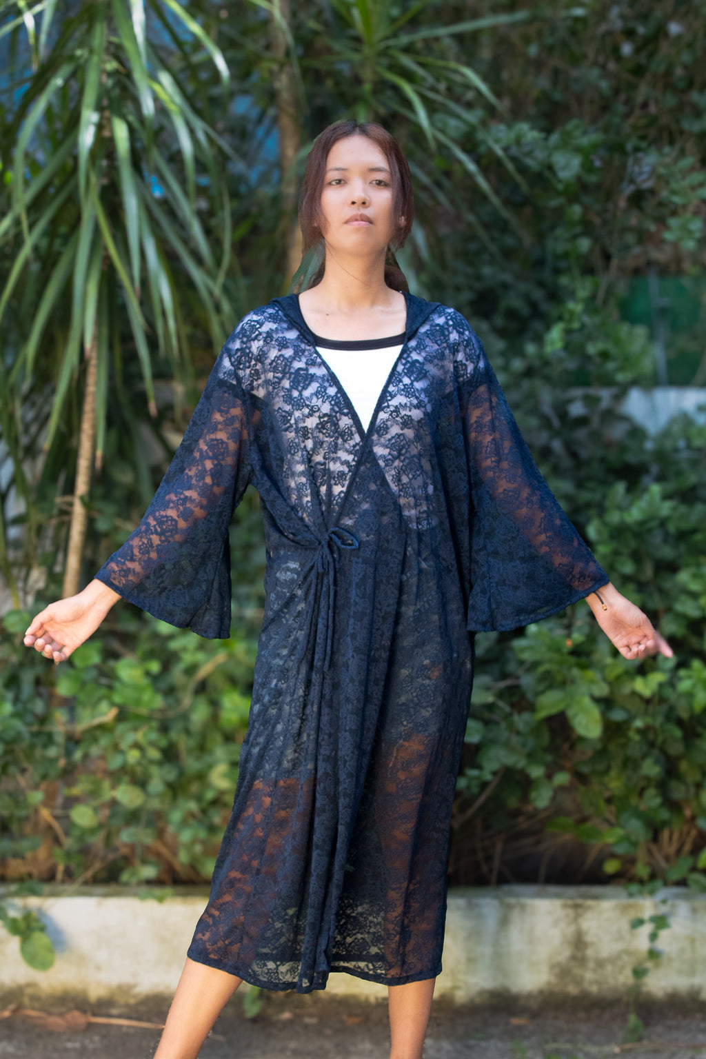 ✦ Ink Veil – Marineblauer Kimono mit Kapuze aus transparenter Blumenspitze