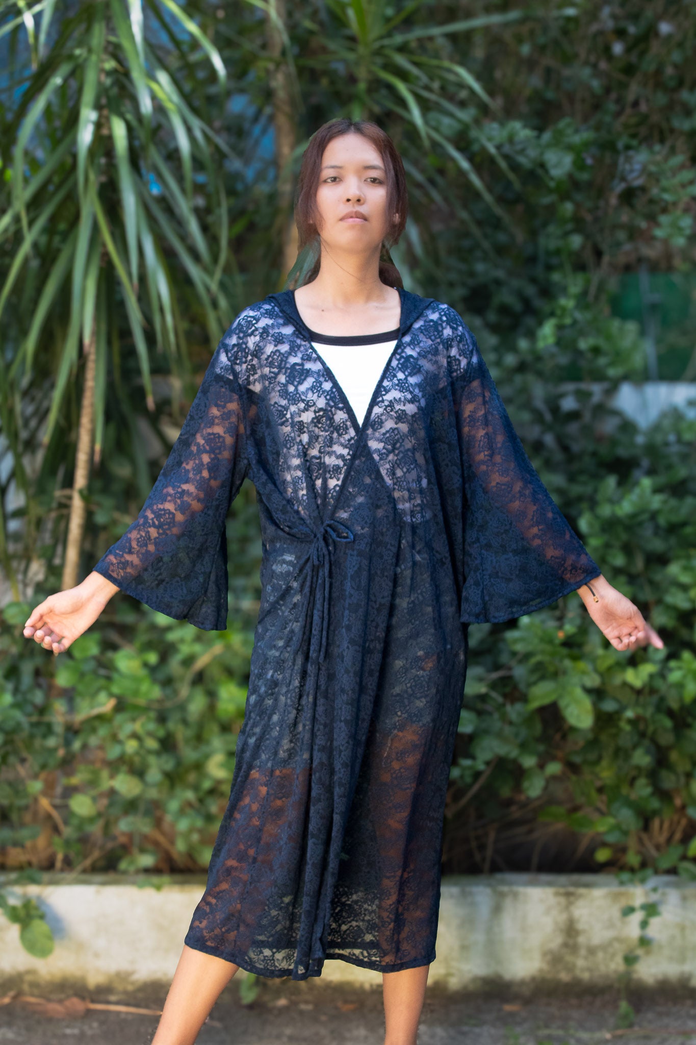 ✦ Ink Veil – Marineblauer Kimono mit Kapuze aus transparenter Blumenspitze