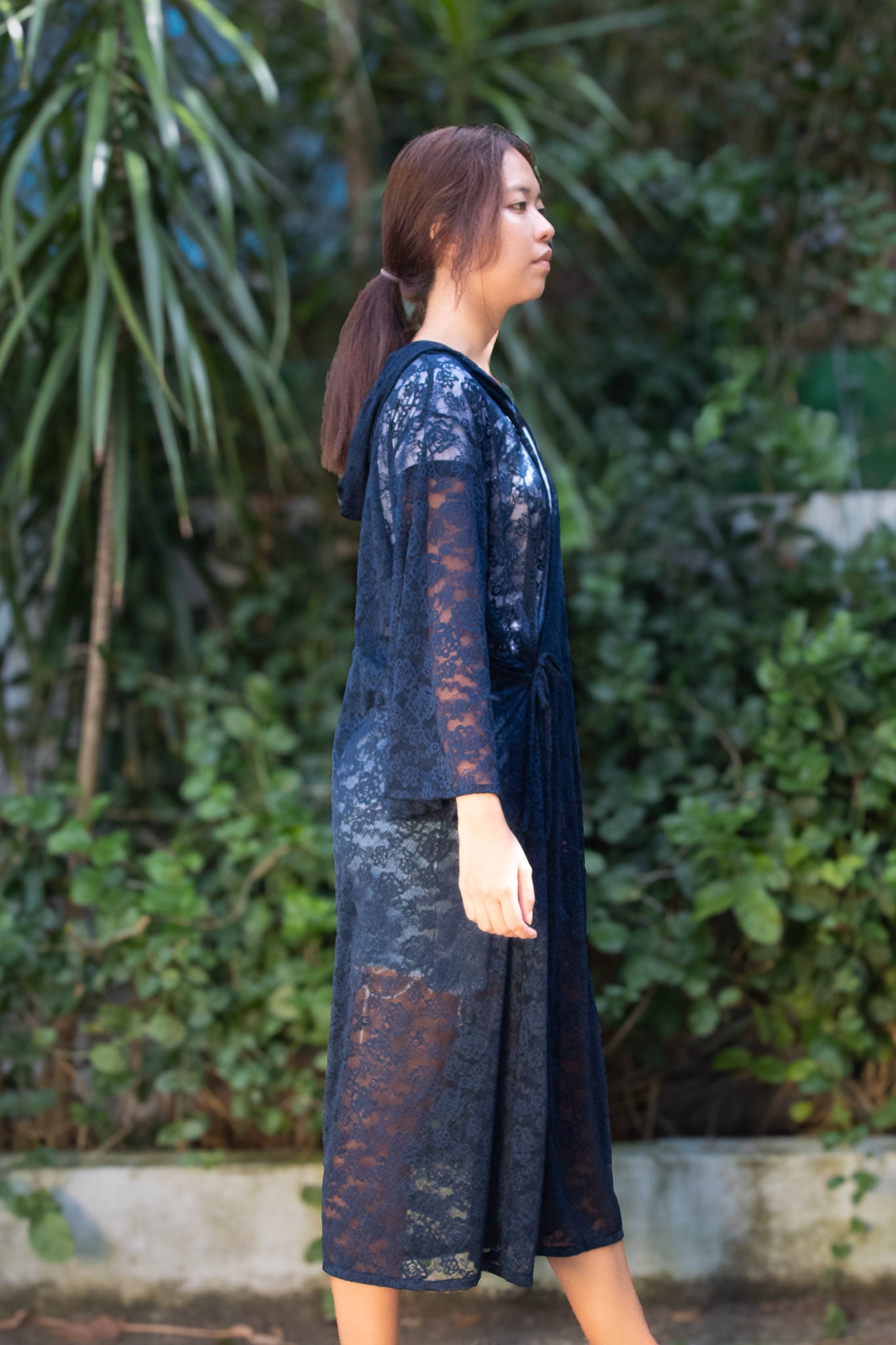 ✦ Ink Veil – Marineblauer Kimono mit Kapuze aus transparenter Blumenspitze