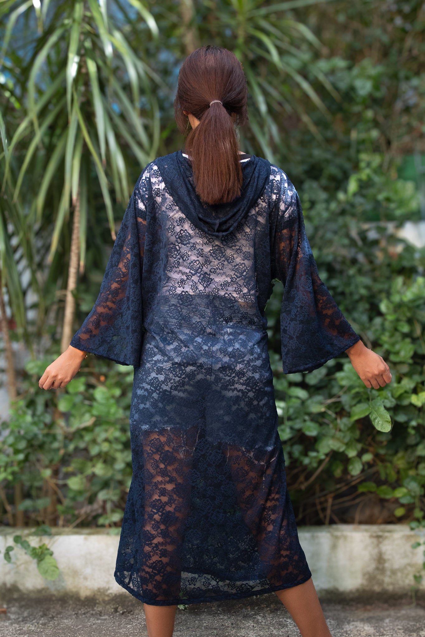 ✦ Ink Veil – Marineblauer Kimono mit Kapuze aus transparenter Blumenspitze