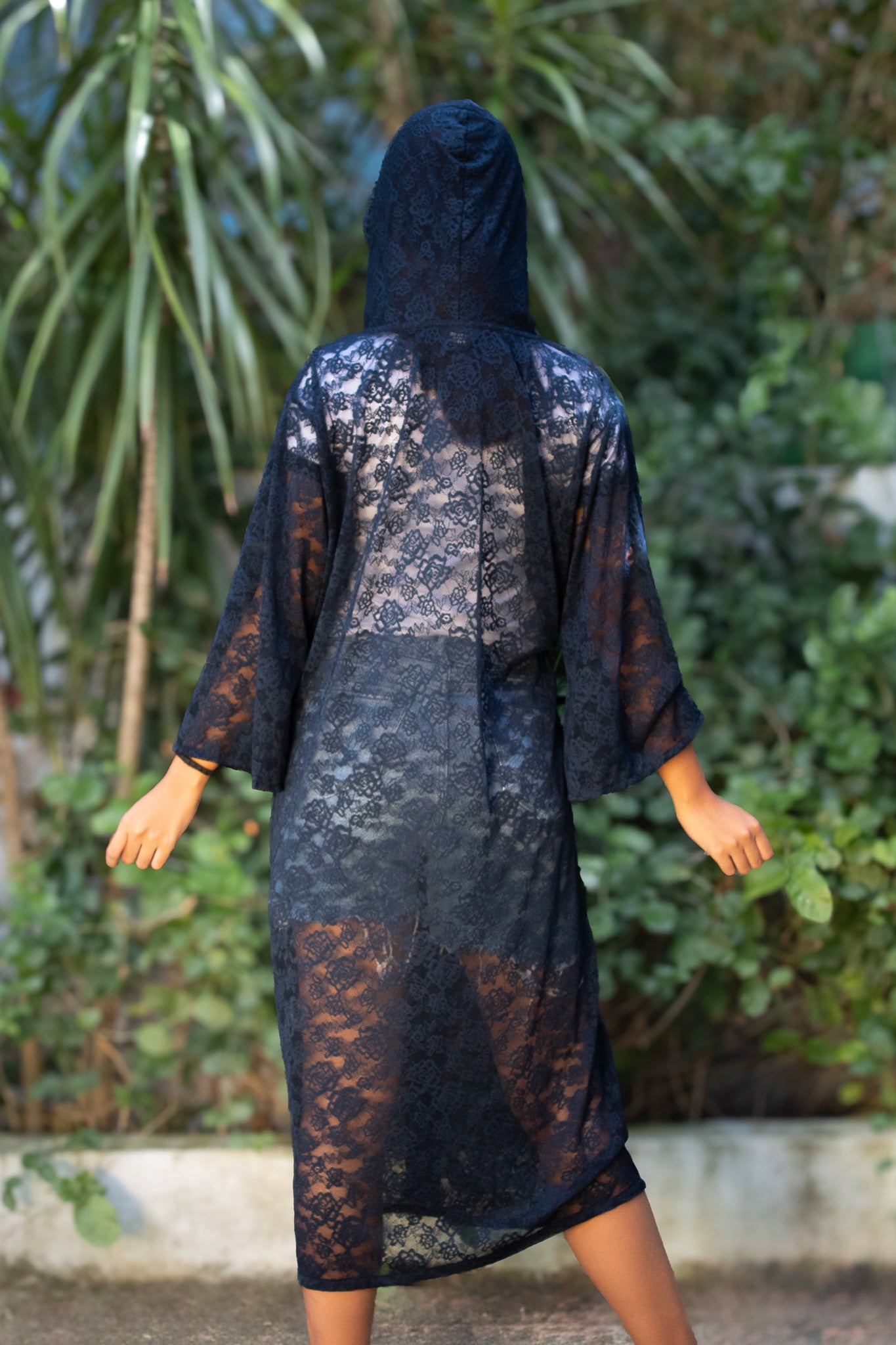 ✦ Ink Veil – Marineblauer Kimono mit Kapuze aus transparenter Blumenspitze