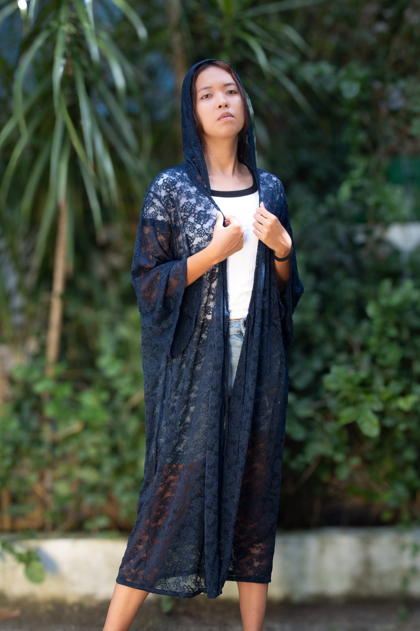 ✦ Ink Veil – Marineblauer Kimono mit Kapuze aus transparenter Blumenspitze