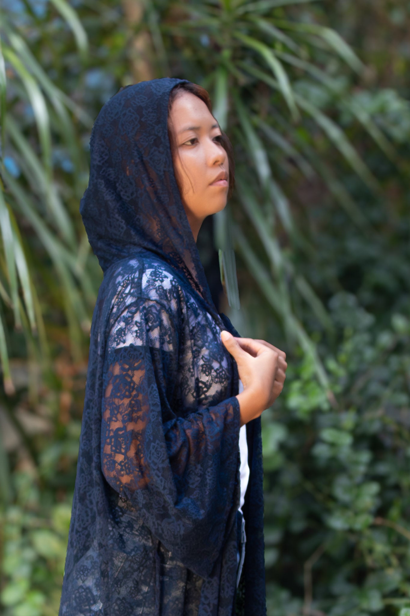 ✦ Ink Veil – Marineblauer Kimono mit Kapuze aus transparenter Blumenspitze
