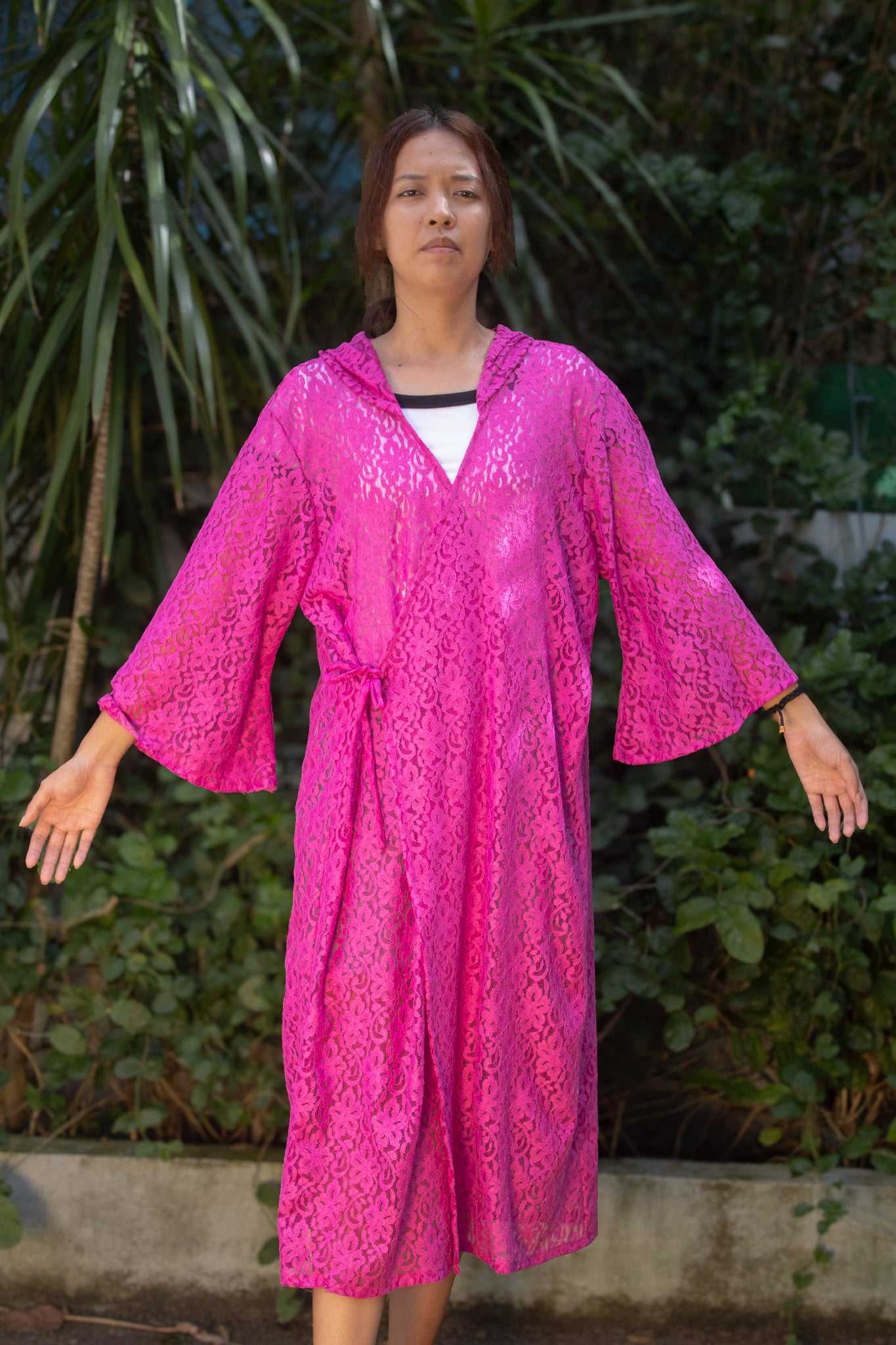 ✦ Phantom Magenta – Magentafarbener Kimono mit Kapuze aus transparenter Blumenspitze