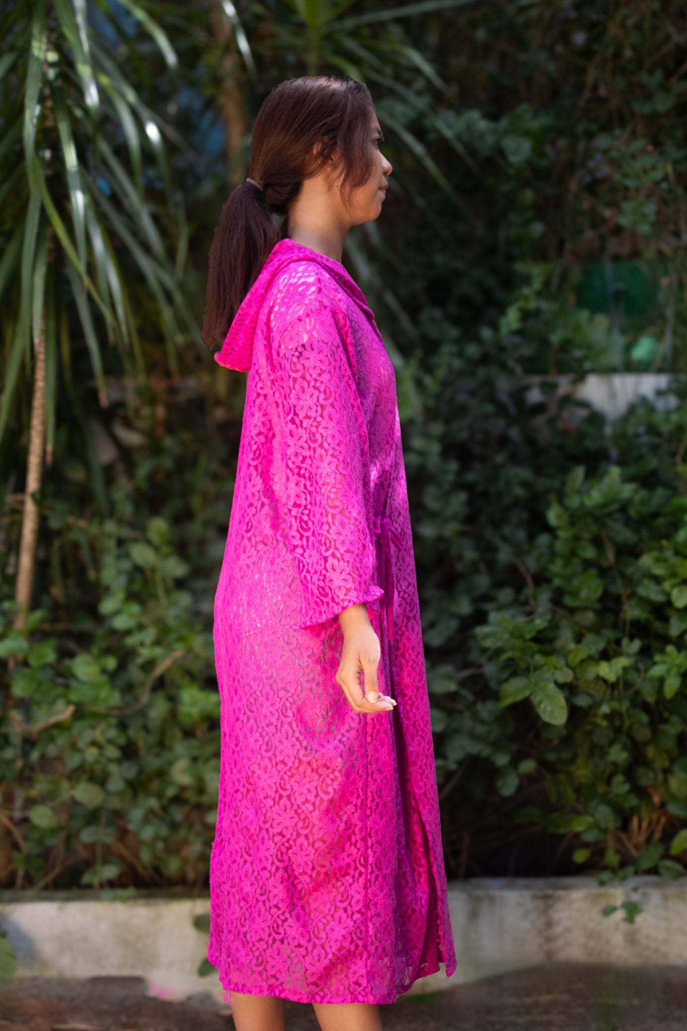 ✦ Phantom Magenta – Magentafarbener Kimono mit Kapuze aus transparenter Blumenspitze