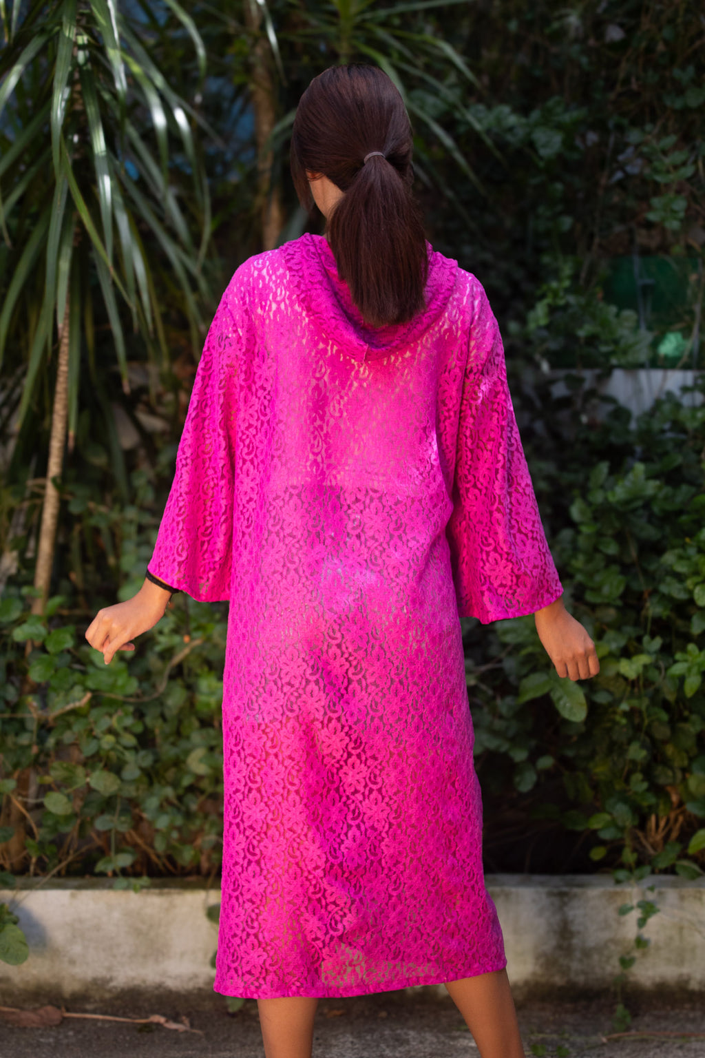 ✦ Phantom Magenta – Magentafarbener Kimono mit Kapuze aus transparenter Blumenspitze