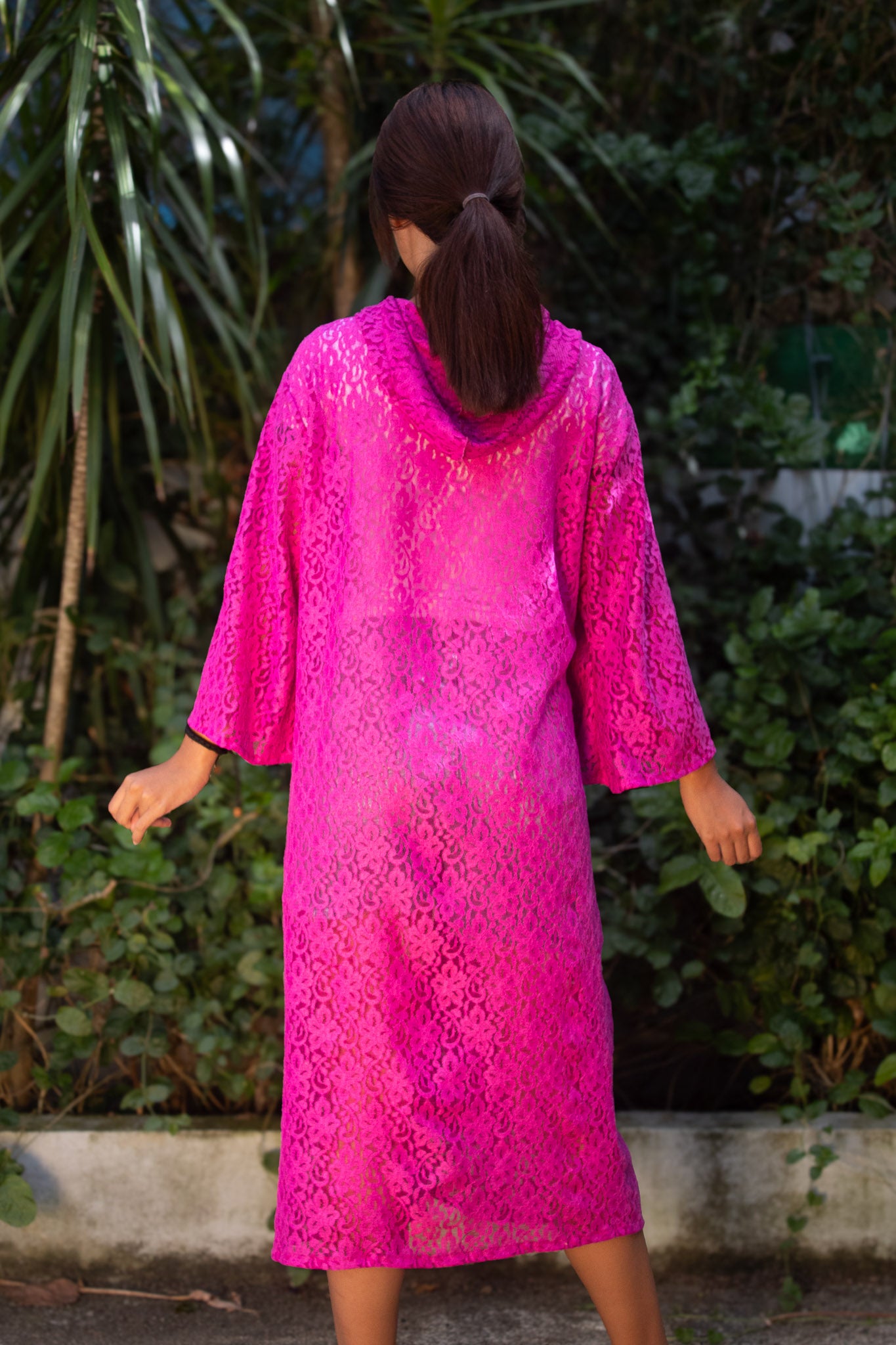 ✦ Phantom Magenta – Magentafarbener Kimono mit Kapuze aus transparenter Blumenspitze