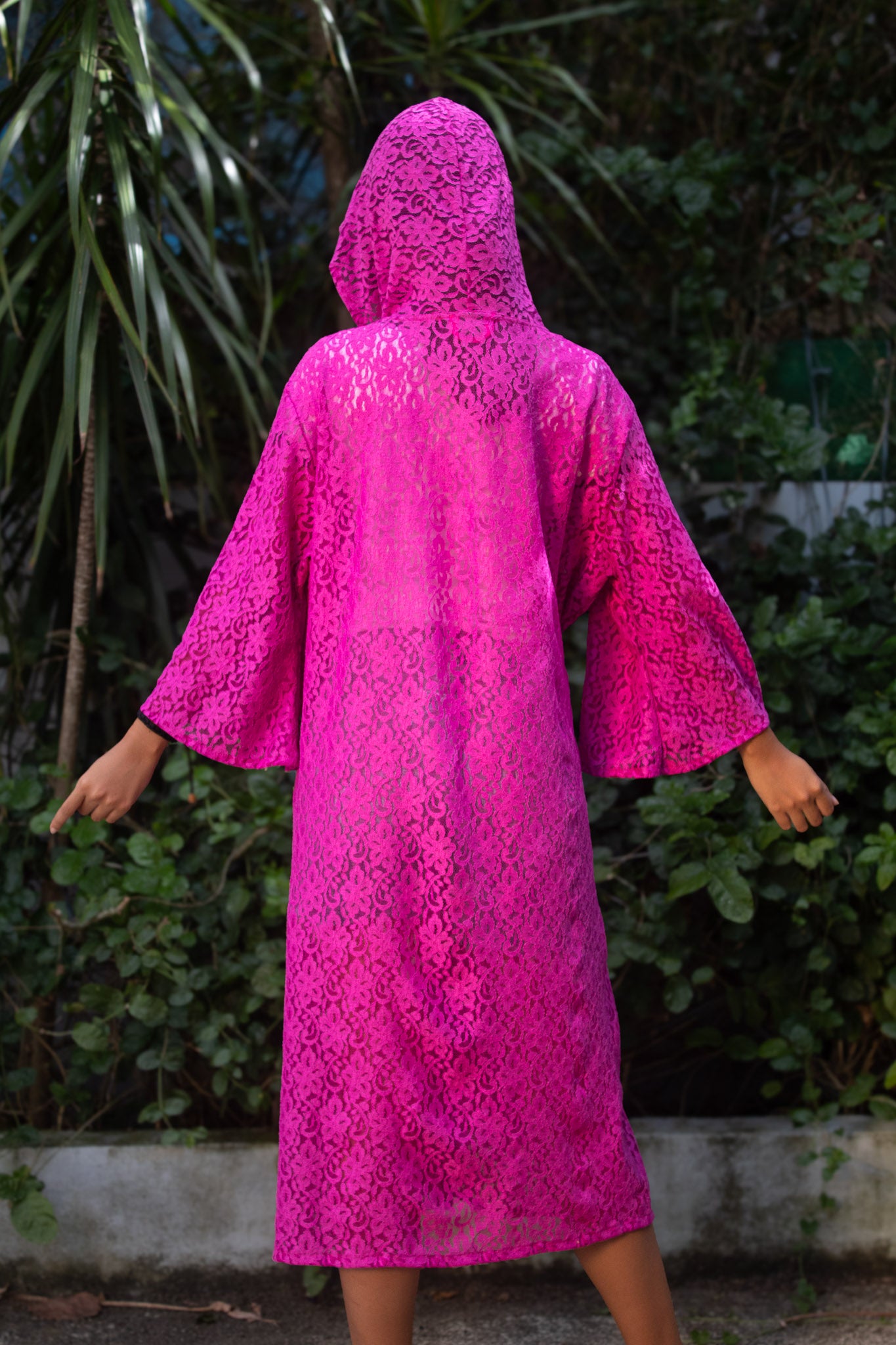 ✦ Phantom Magenta – Magentafarbener Kimono mit Kapuze aus transparenter Blumenspitze