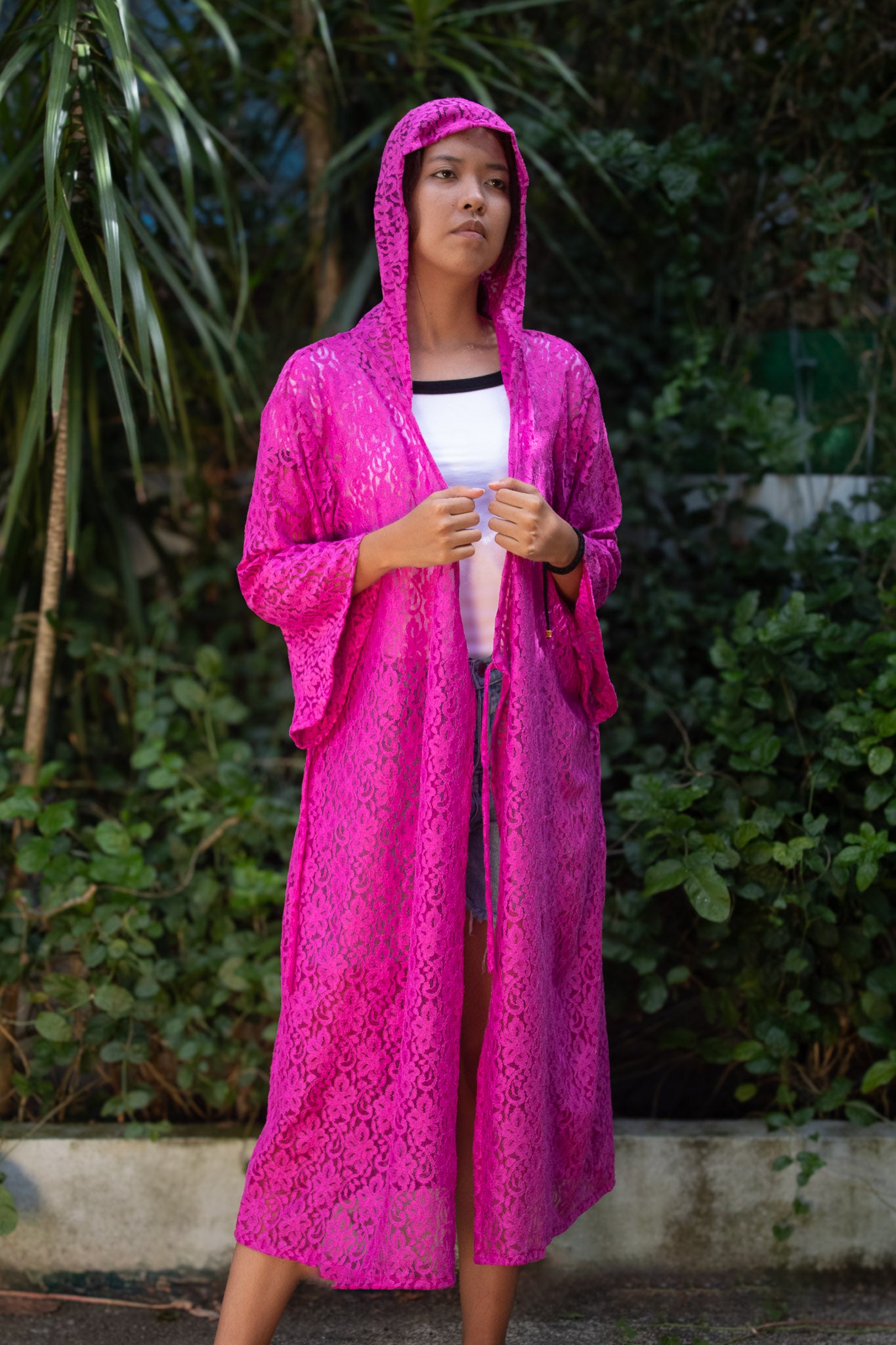 ✦ Phantom Magenta – Magentafarbener Kimono mit Kapuze aus transparenter Blumenspitze