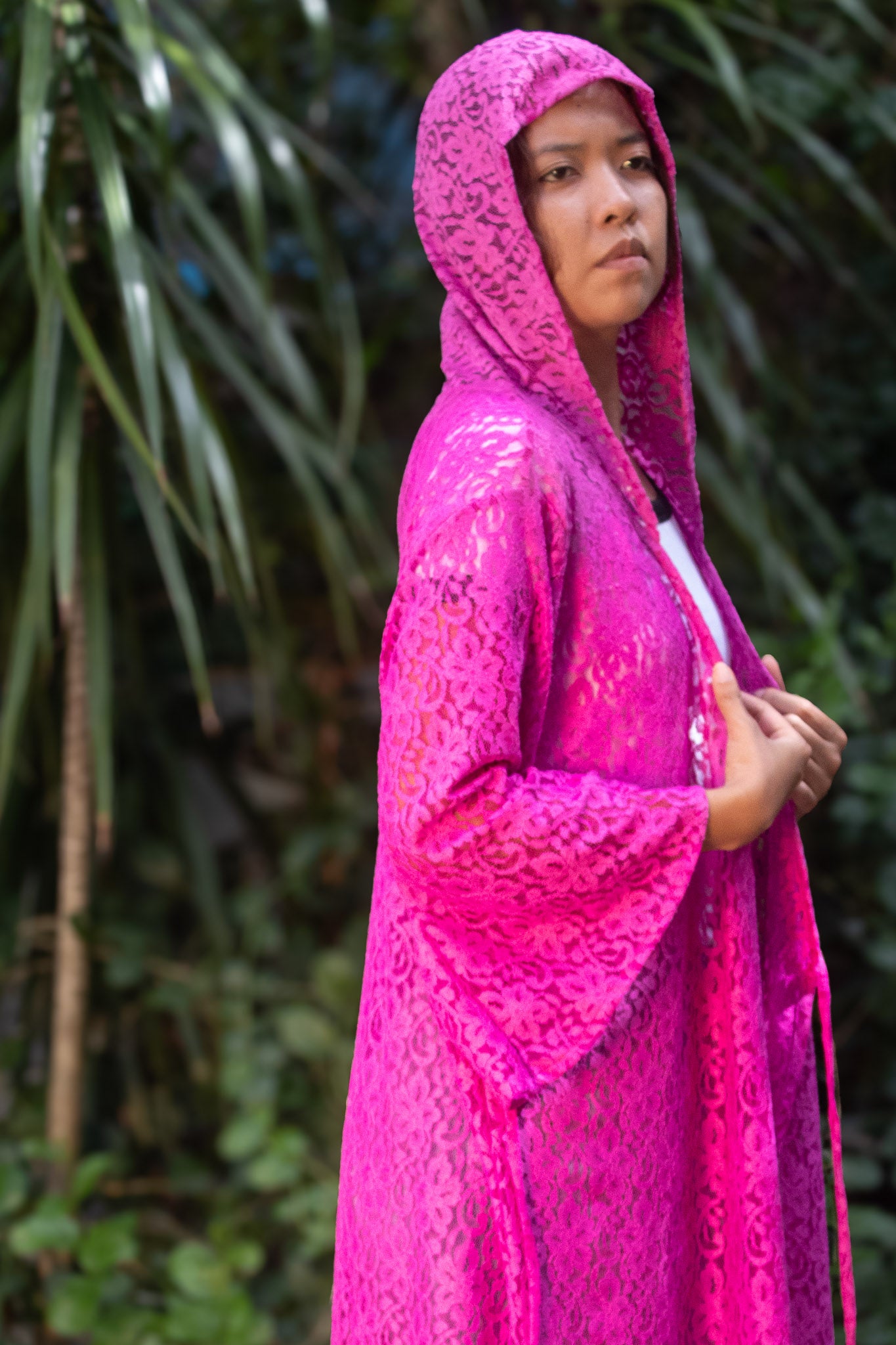 ✦ Phantom Magenta – Magentafarbener Kimono mit Kapuze aus transparenter Blumenspitze
