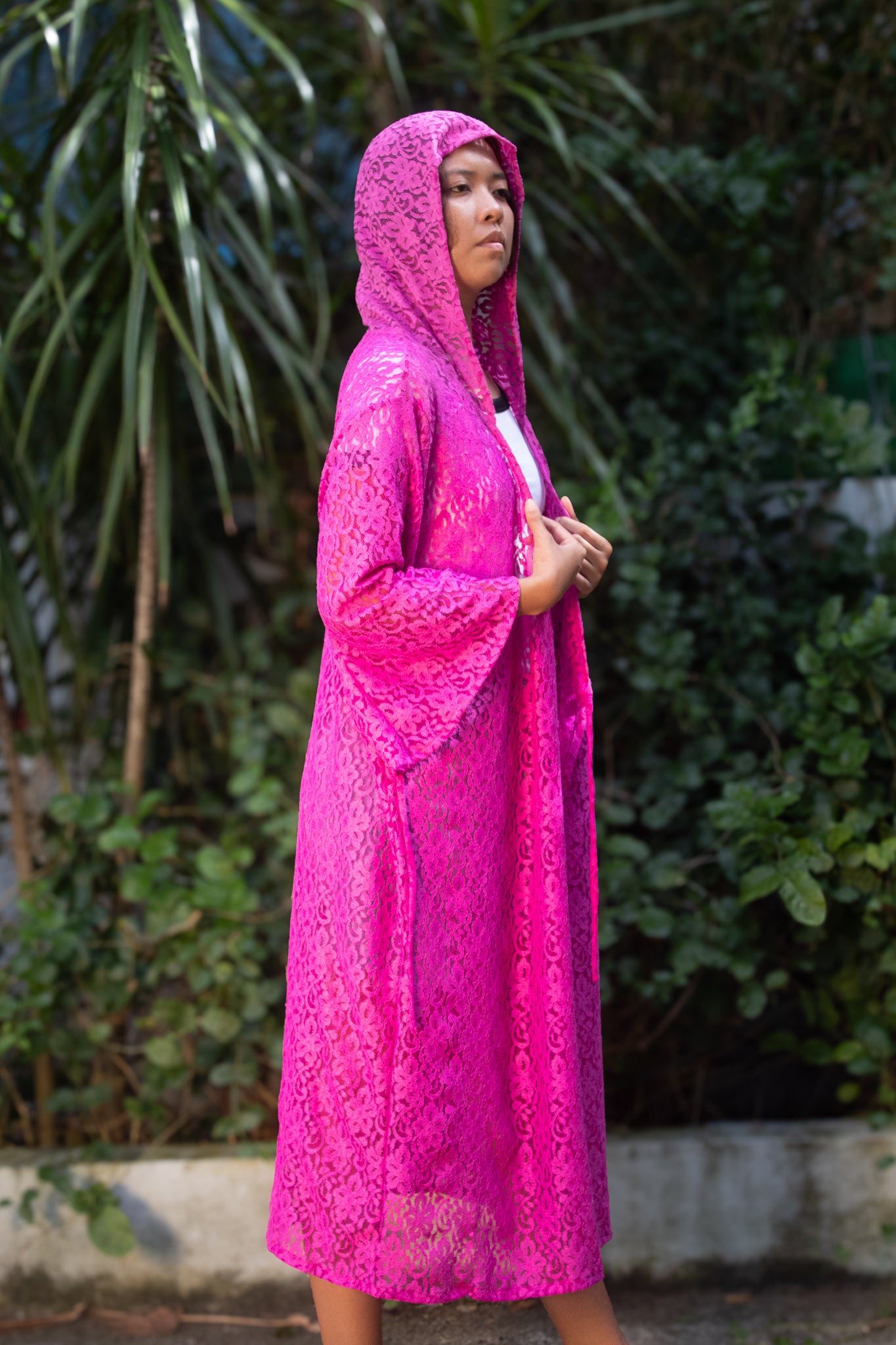 ✦ Phantom Magenta – Magentafarbener Kimono mit Kapuze aus transparenter Blumenspitze