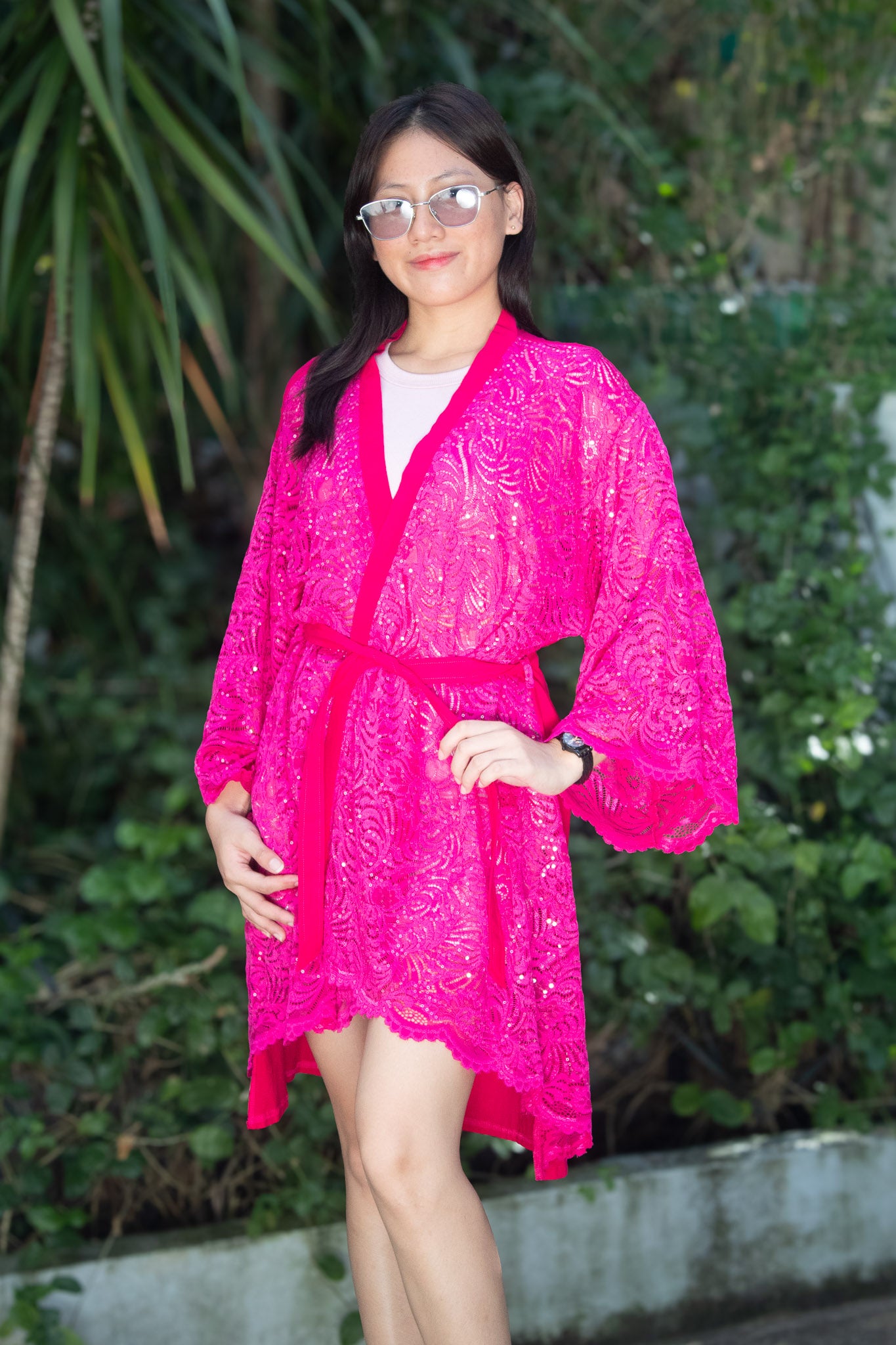 ✦ Pink Whirl – Leuchtender Fuchsia-Spitzenkimono mit wirbelnden Pailletten
