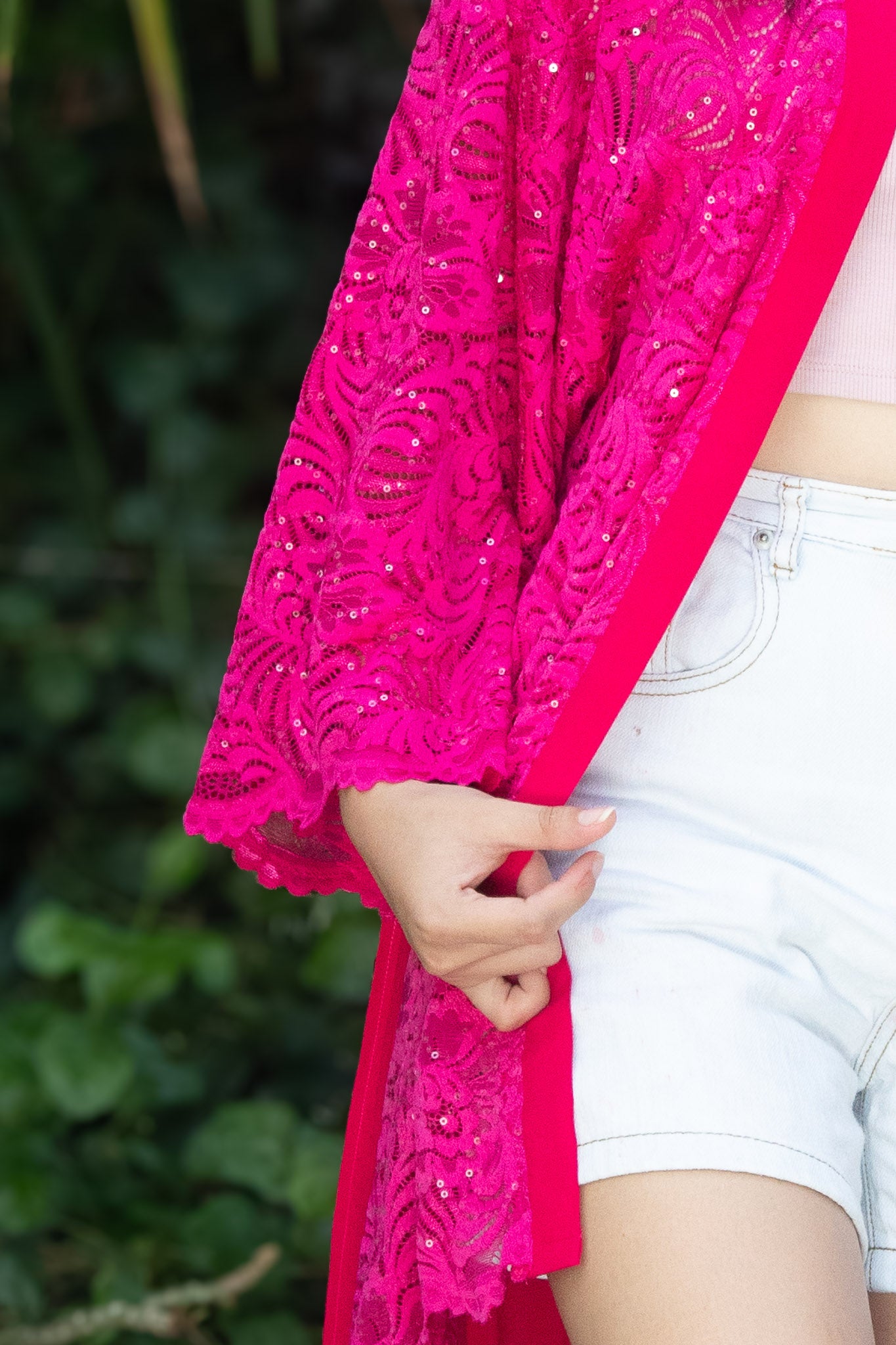 ✦ Pink Whirl – Leuchtender Fuchsia-Spitzenkimono mit wirbelnden Pailletten