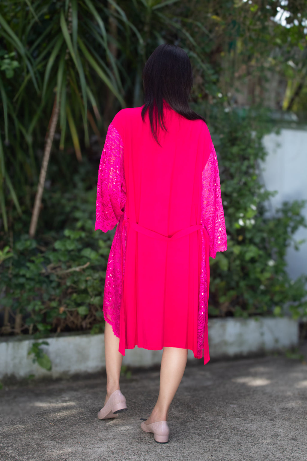 ✦ Pink Whirl – Leuchtender Fuchsia-Spitzenkimono mit wirbelnden Pailletten