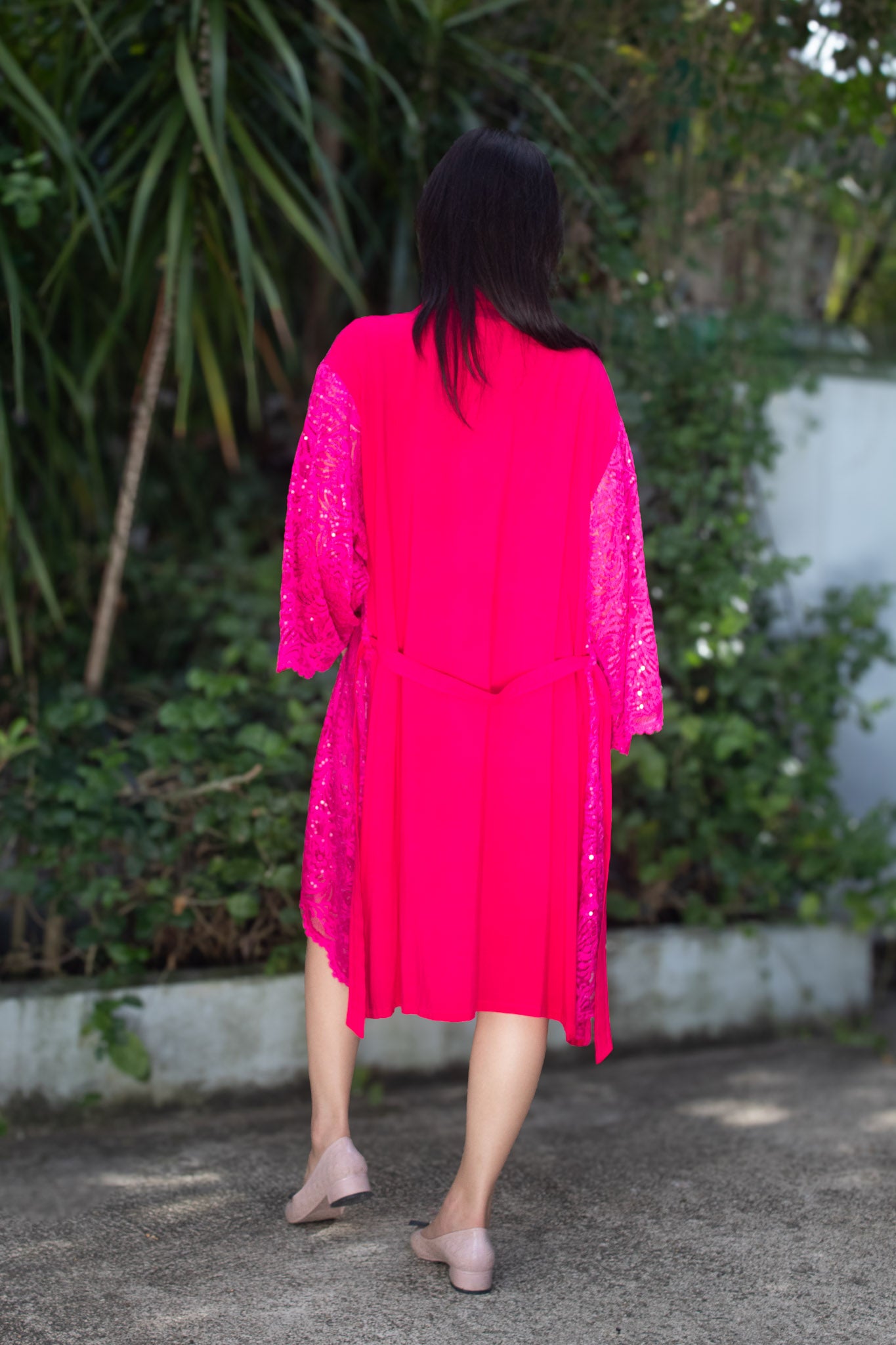 ✦ Pink Whirl – Leuchtender Fuchsia-Spitzenkimono mit wirbelnden Pailletten