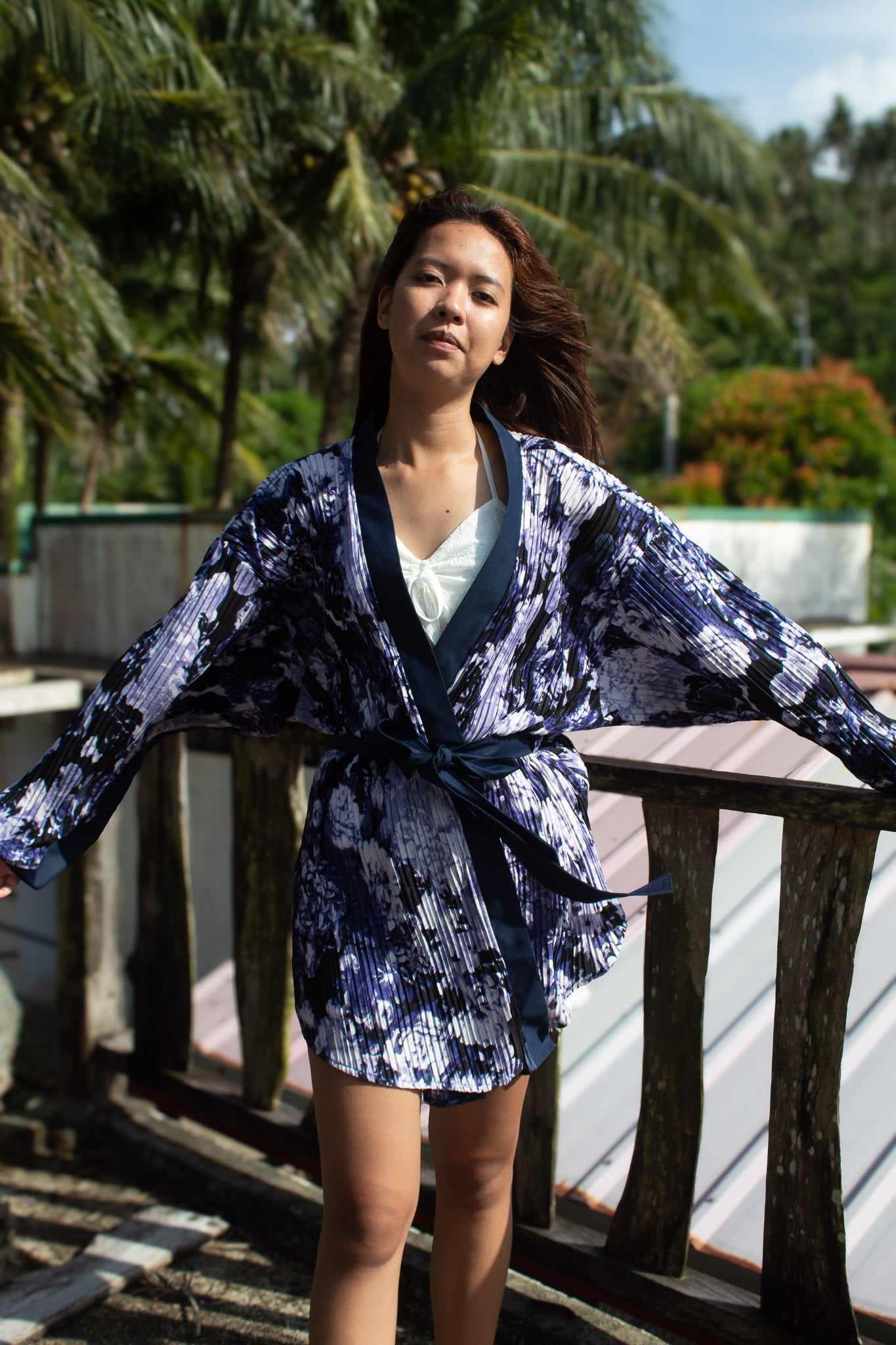 ✦ Petal Storm – Pleated Short Kimono with Abstract Floral Texture and Navy Blue Base