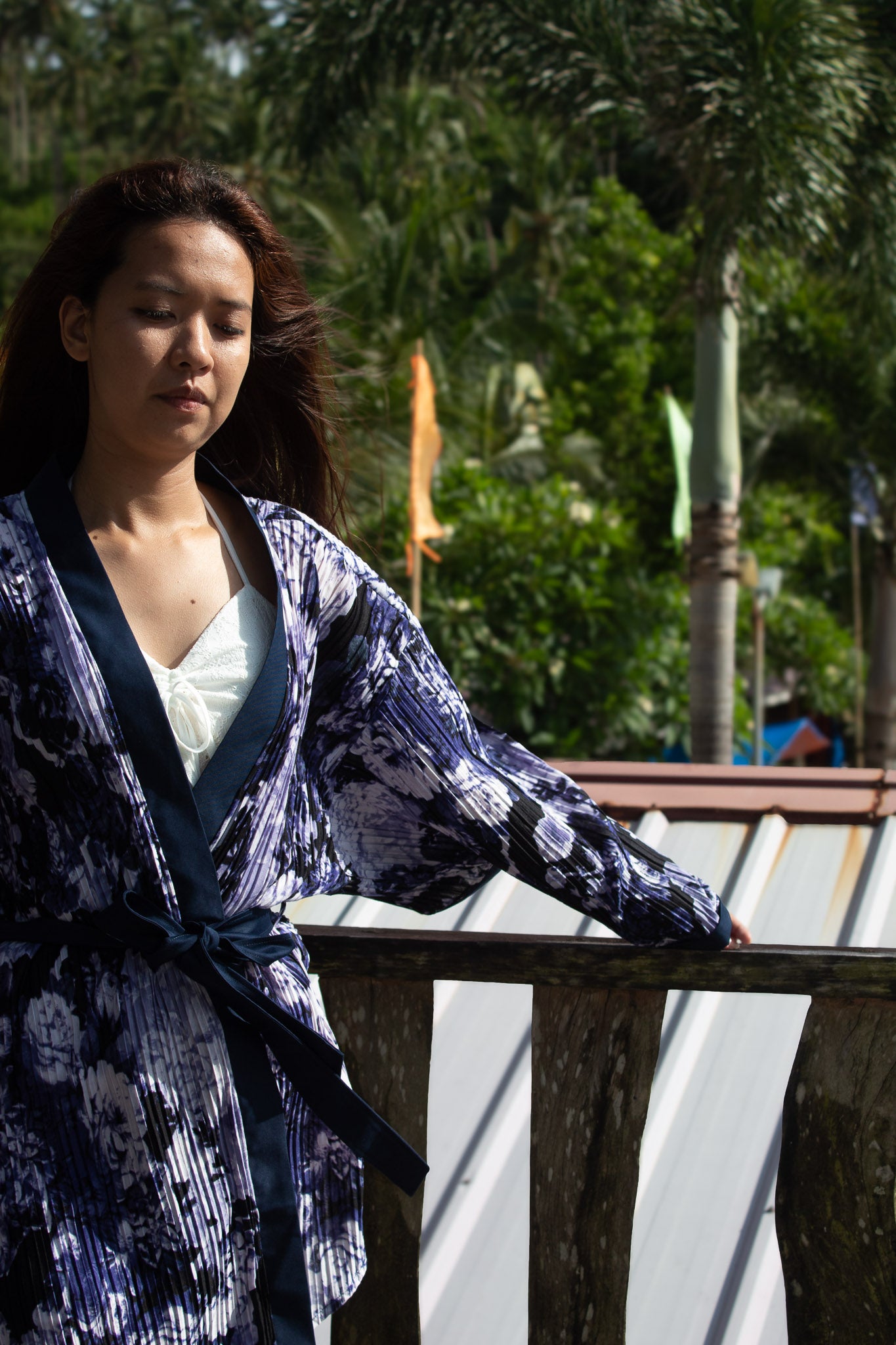 ✦ Petal Storm – Pleated Short Kimono with Abstract Floral Texture and Navy Blue Base