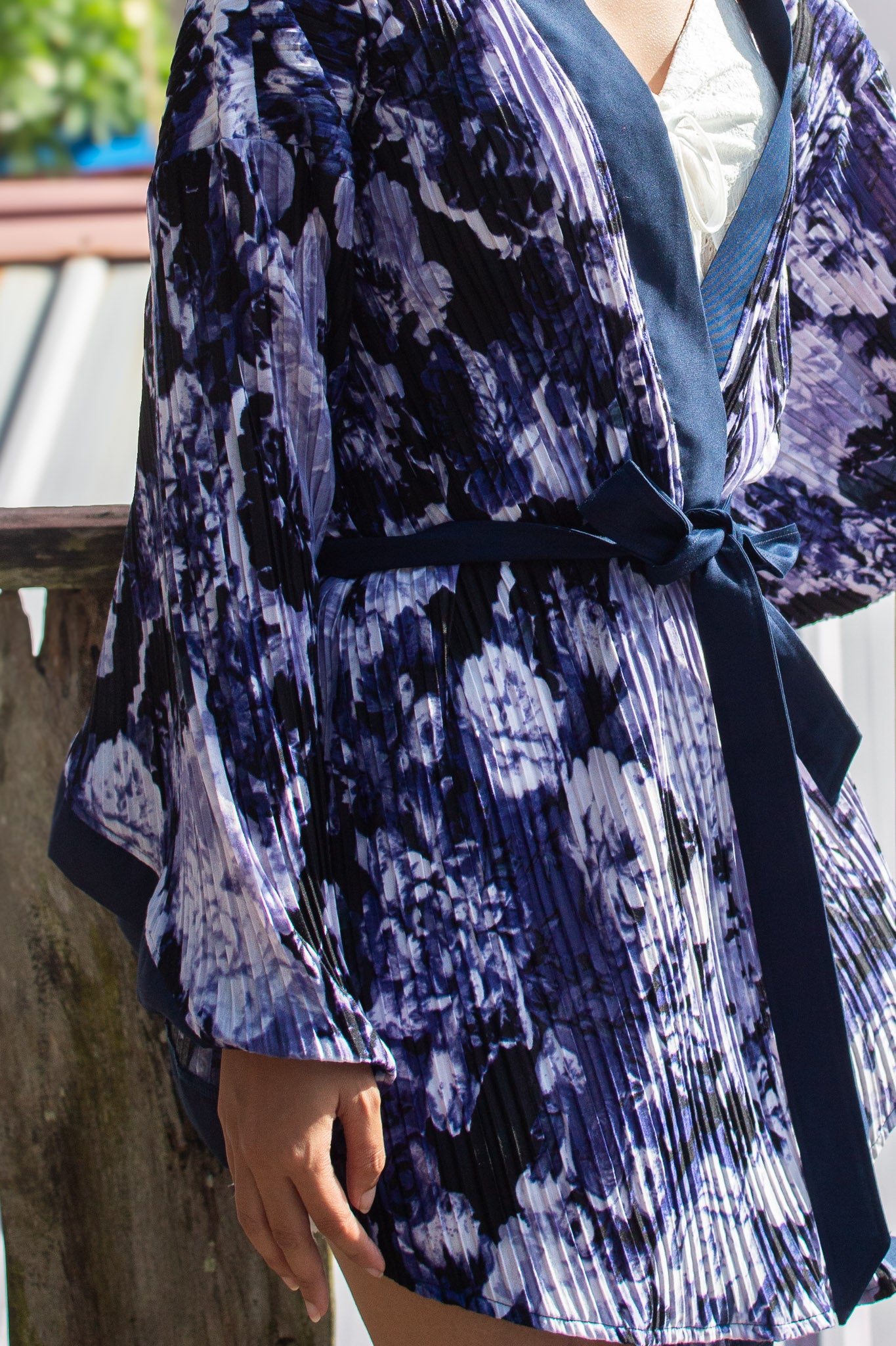 ✦ Petal Storm – Pleated Short Kimono with Abstract Floral Texture and Navy Blue Base