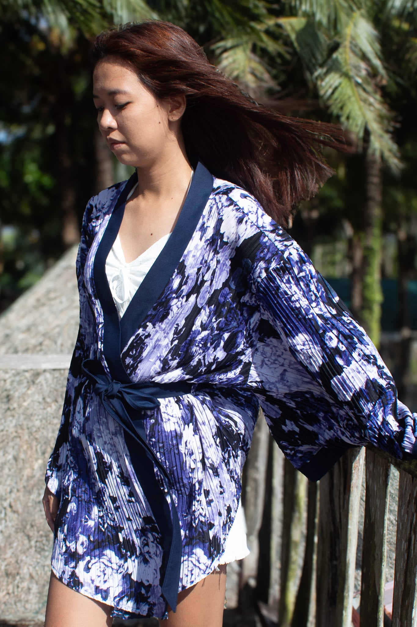 ✦ Petal Storm – Pleated Short Kimono with Abstract Floral Texture and Navy Blue Base
