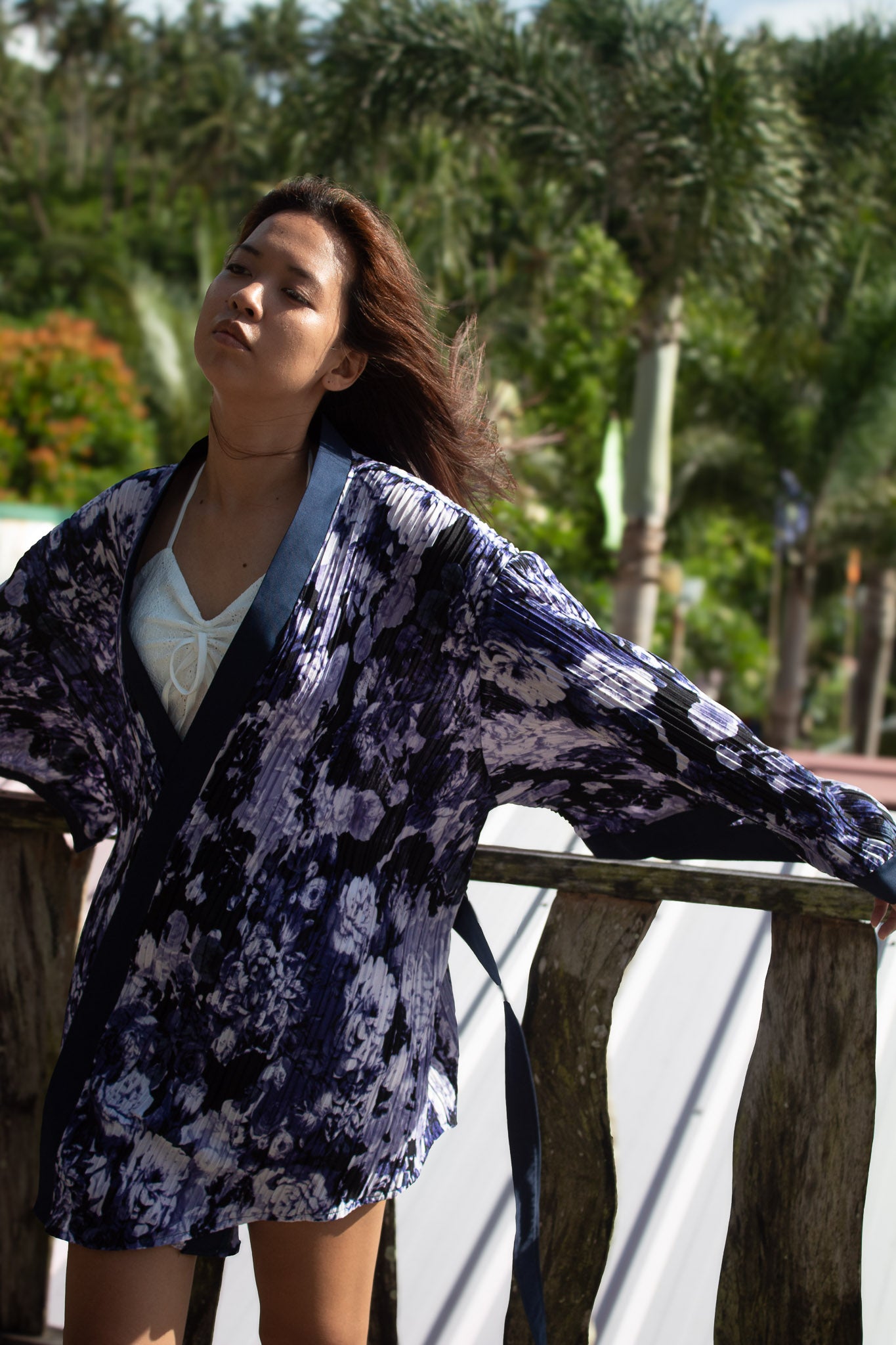 ✦ Petal Storm – Pleated Short Kimono with Abstract Floral Texture and Navy Blue Base