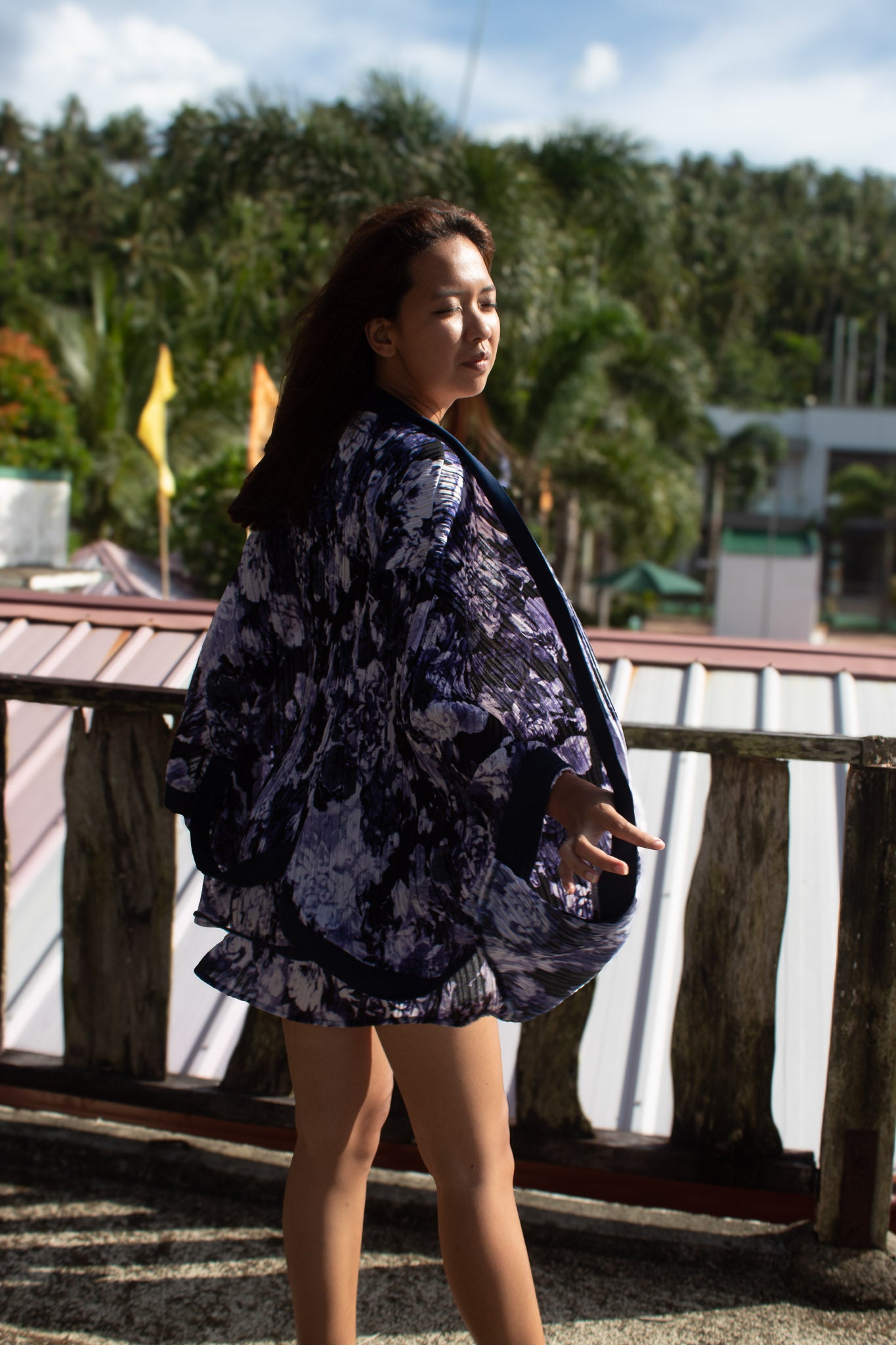 ✦ Petal Storm – Pleated Short Kimono with Abstract Floral Texture and Navy Blue Base