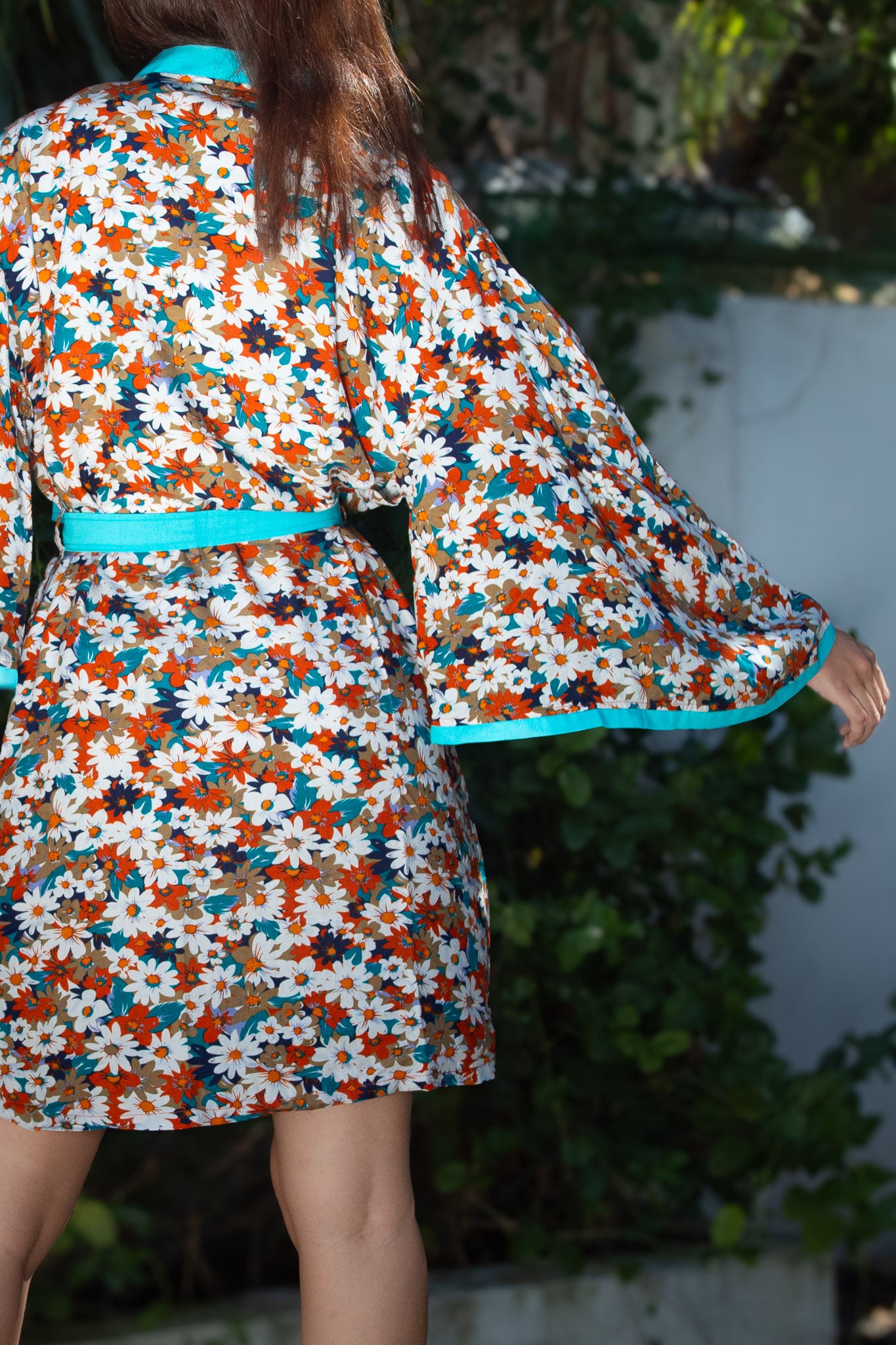 ✦ Rust Garden Light – Rostfarbener Baumwollkimono mit Blumenmuster und farblich passenden Akzenten