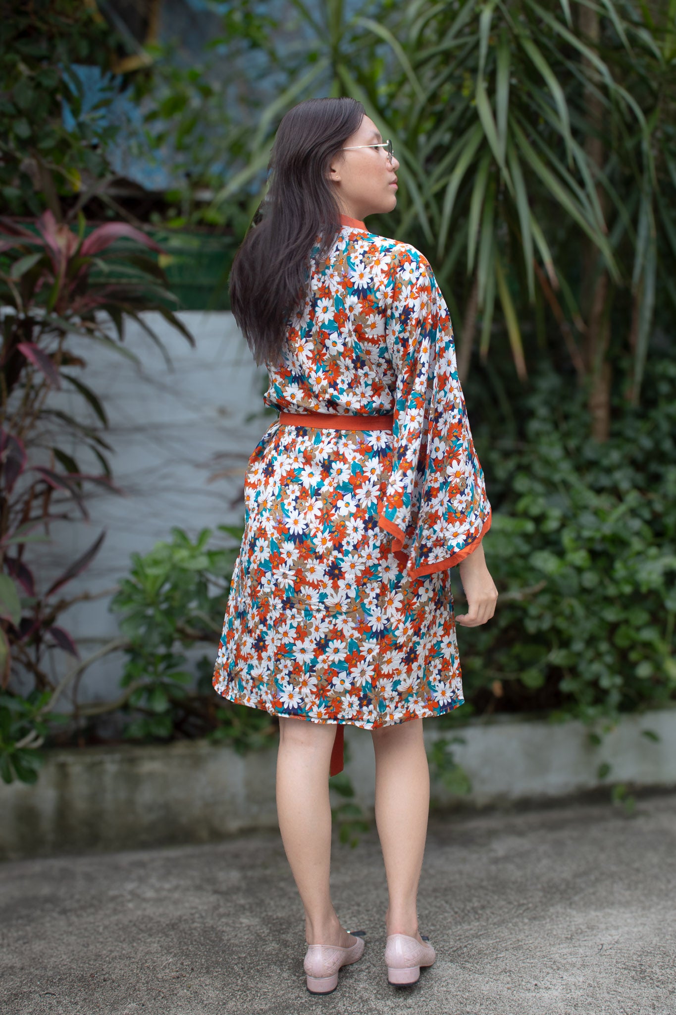 ✦ Rust Garden Light – Rostfarbener Baumwollkimono mit Blumenmuster und farblich passenden Akzenten