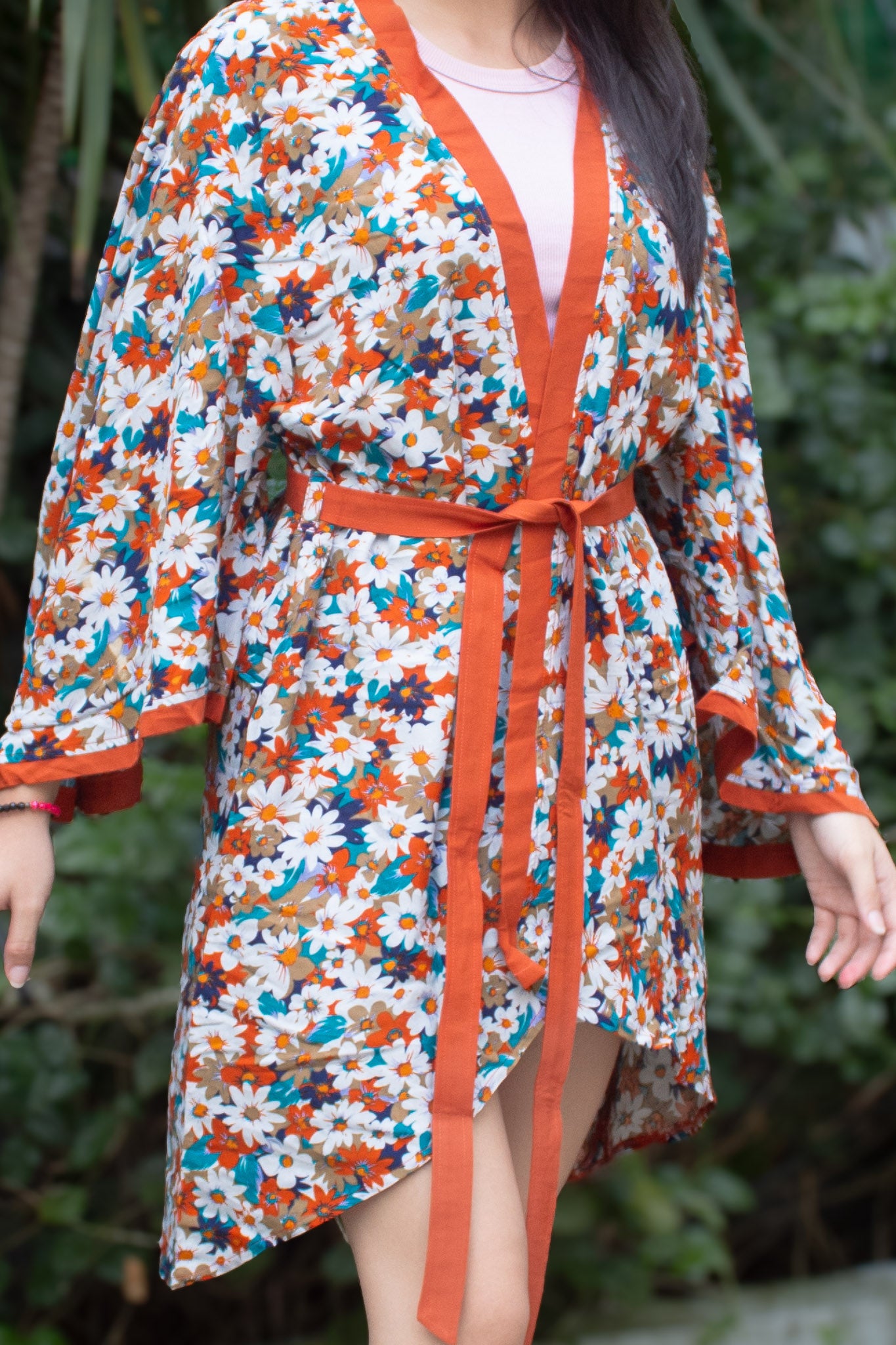 ✦ Rust Garden Light – Rostfarbener Baumwollkimono mit Blumenmuster und farblich passenden Akzenten