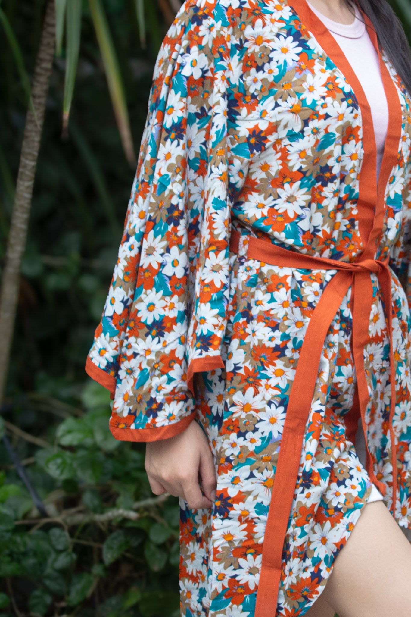 ✦ Rust Garden Light – Rostfarbener Baumwollkimono mit Blumenmuster und farblich passenden Akzenten