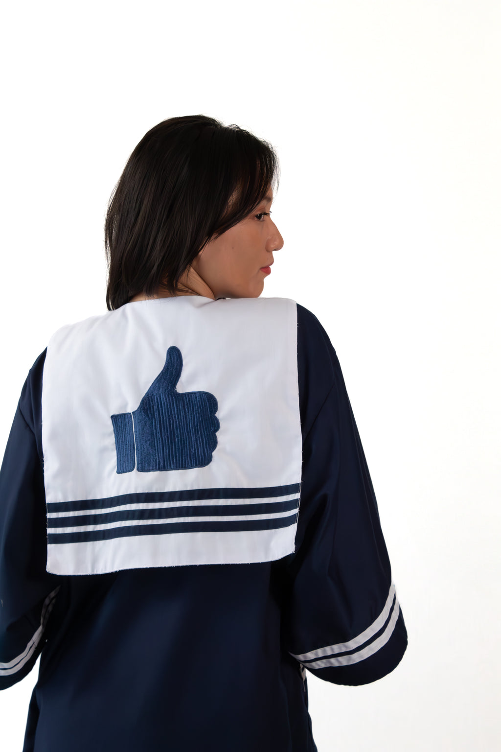 ✦ Valor's Echo - Marineblauer und weißer Kimono im Matrosenstil mit „Daumen hoch“-Stickerei 