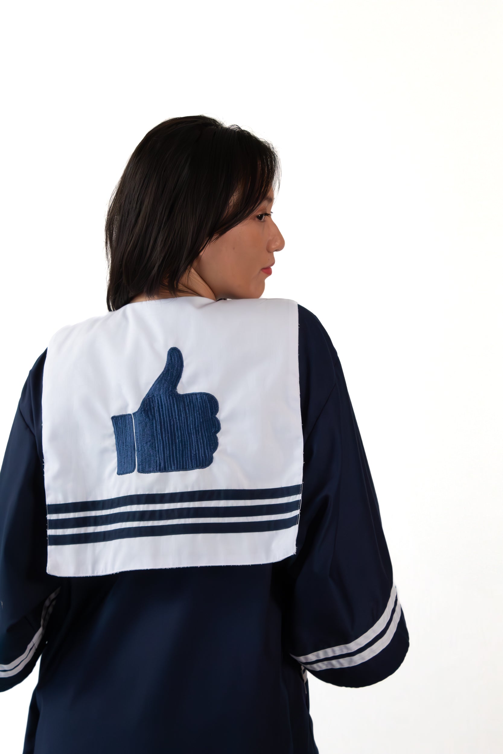 ✦ Valor's Echo - Marineblauer und weißer Kimono im Matrosenstil mit „Daumen hoch“-Stickerei 