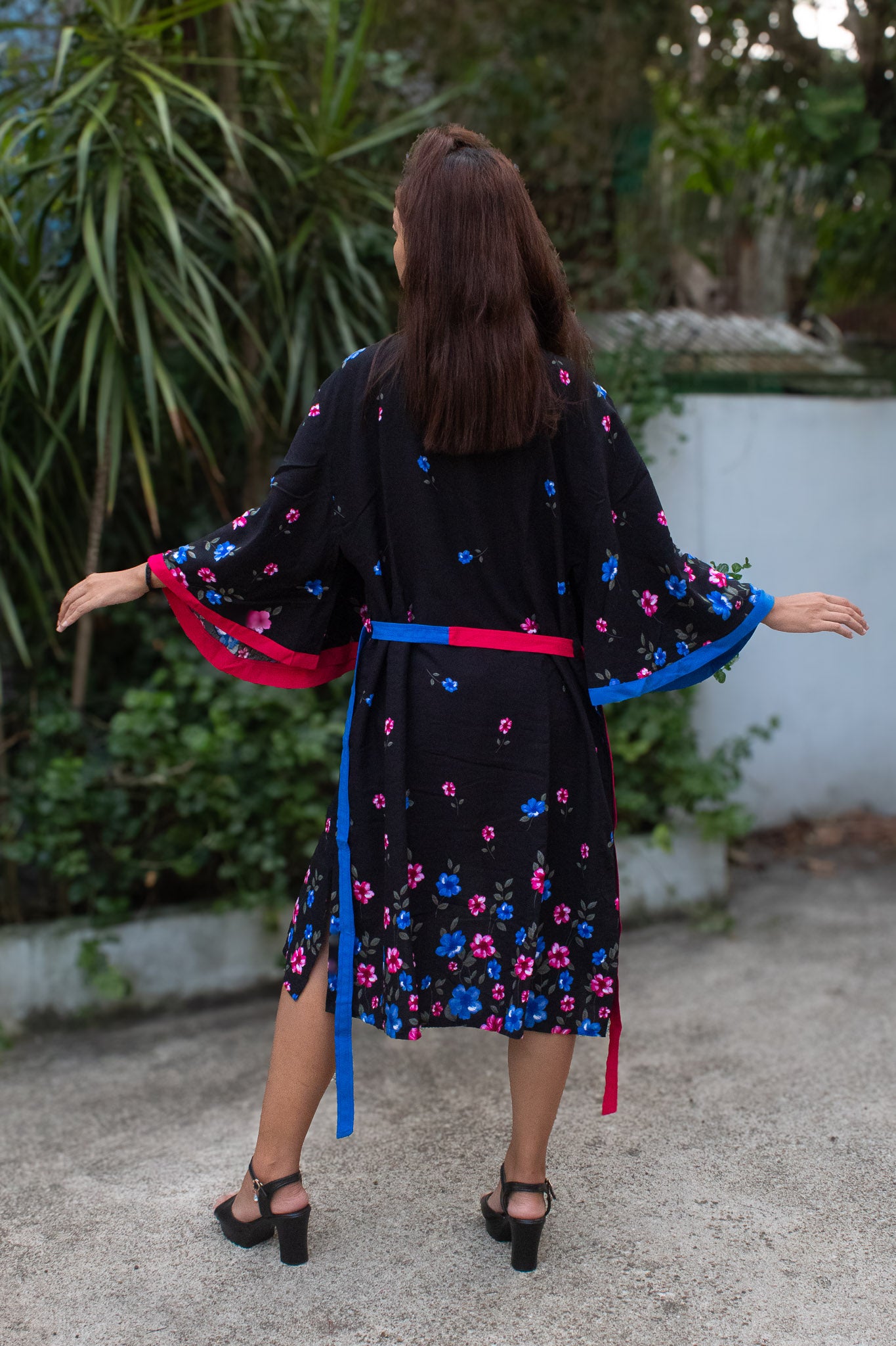 ✦ Midnight Florescence – Floral-Printed Black Cotton Kimono