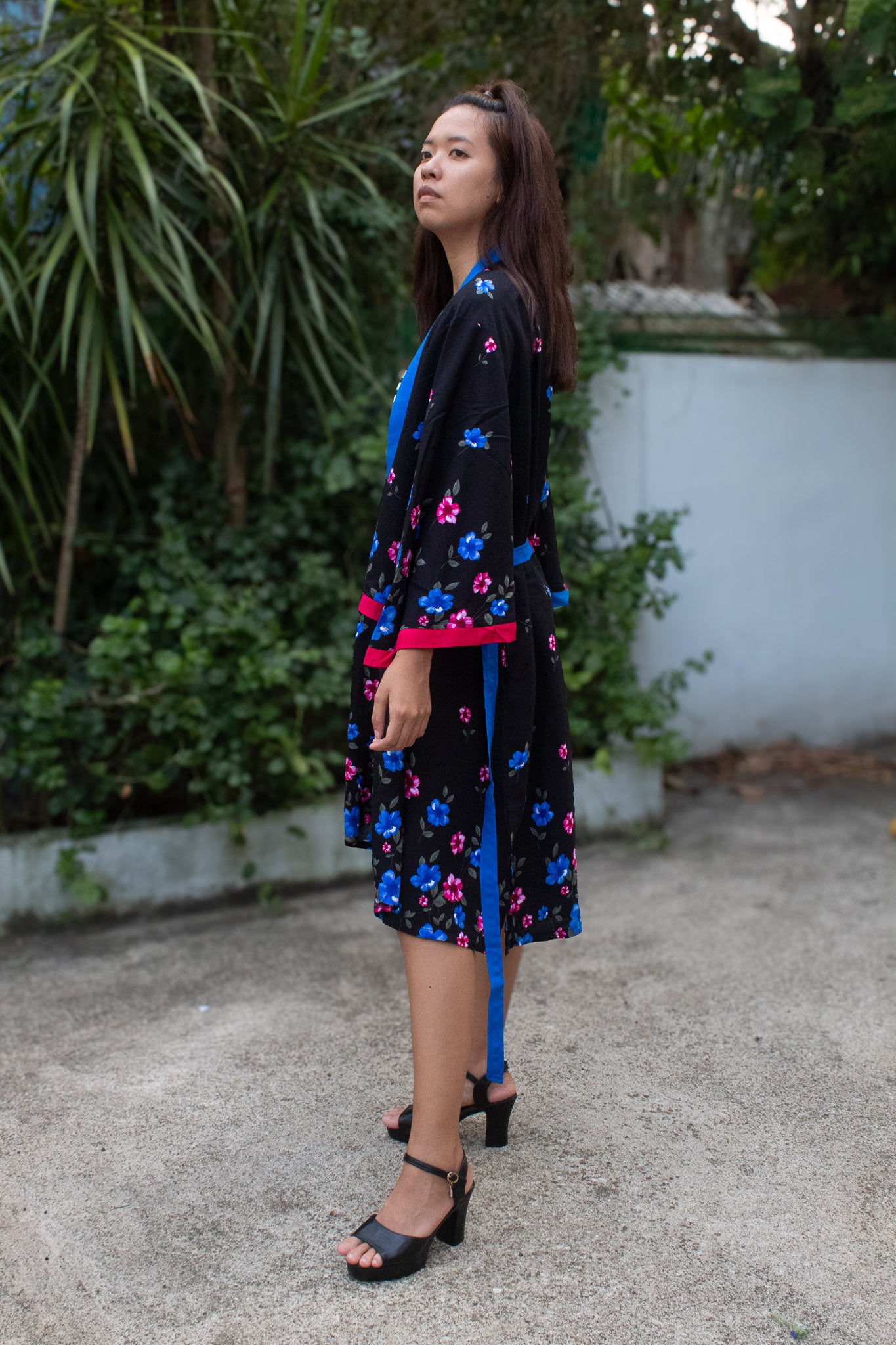 ✦ Midnight Florescence – Floral-Printed Black Cotton Kimono