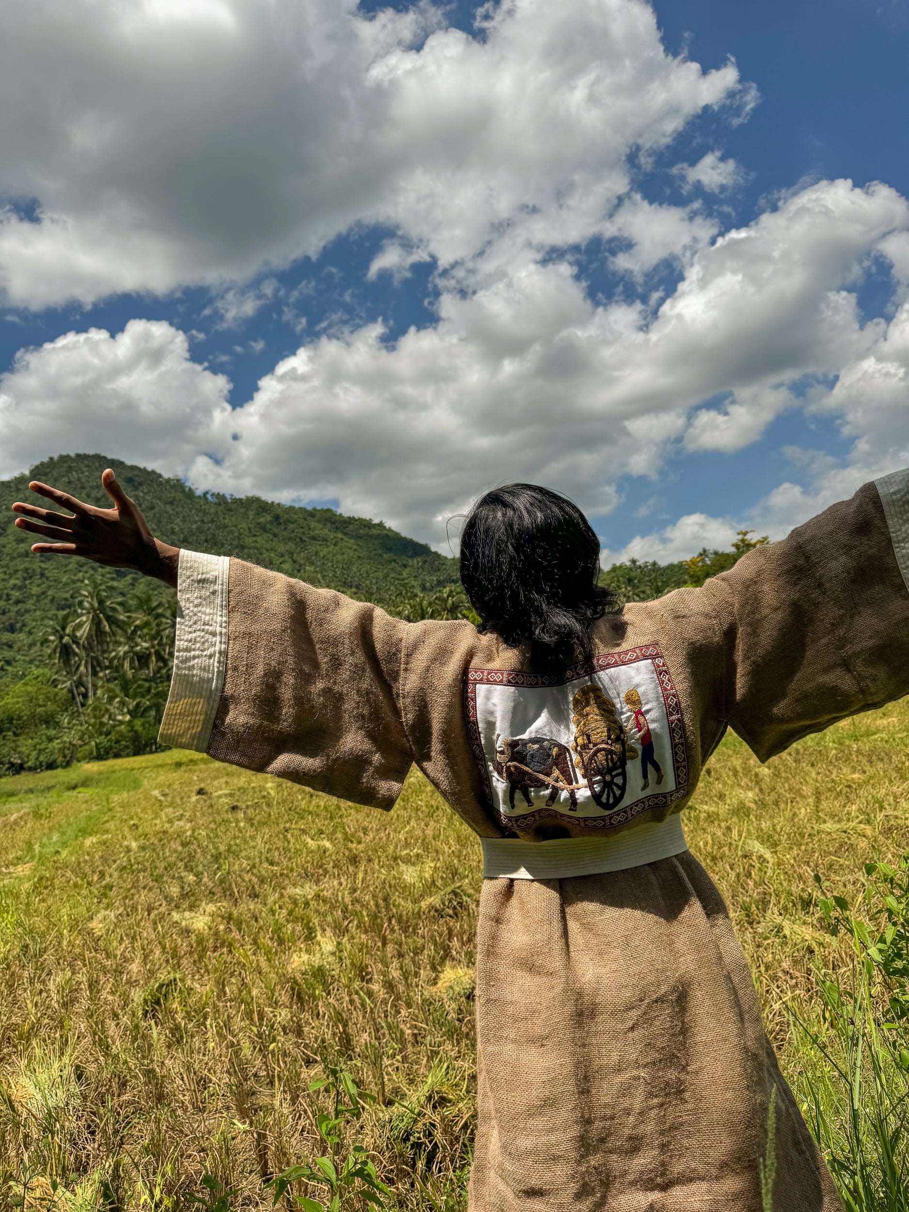 ✦ Carabao Joy – Breiter Jute-Kimono mit Leinenfutter und handgesticktem Kunstwerk