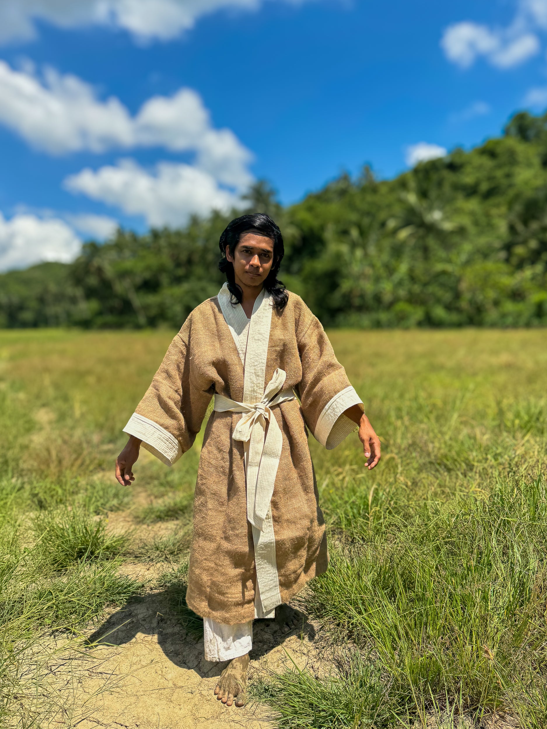 ✦ Carabao Joy – Breiter Jute-Kimono mit Leinenfutter und handgesticktem Kunstwerk