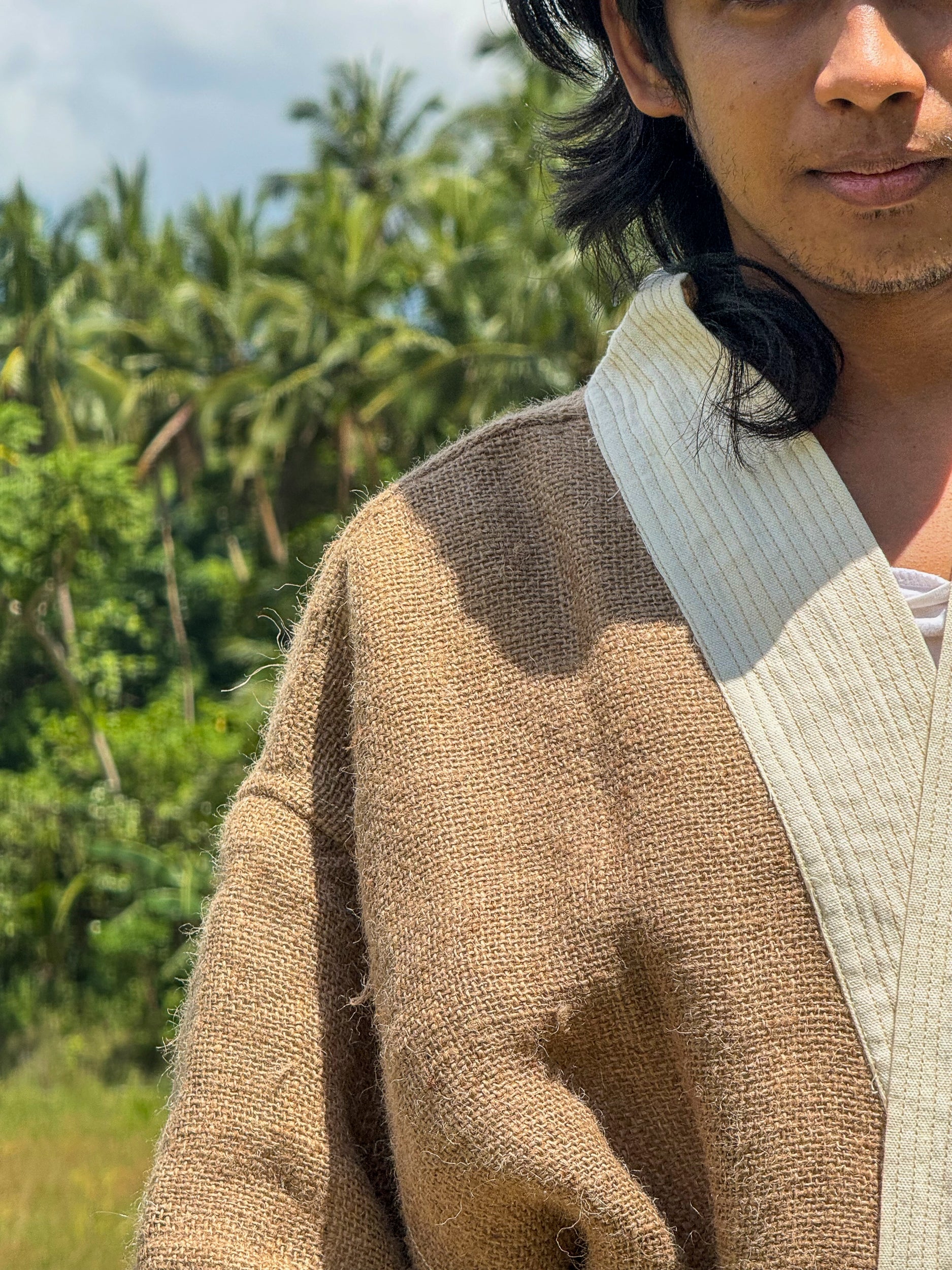 ✦ Carabao Joy – Breiter Jute-Kimono mit Leinenfutter und handgesticktem Kunstwerk