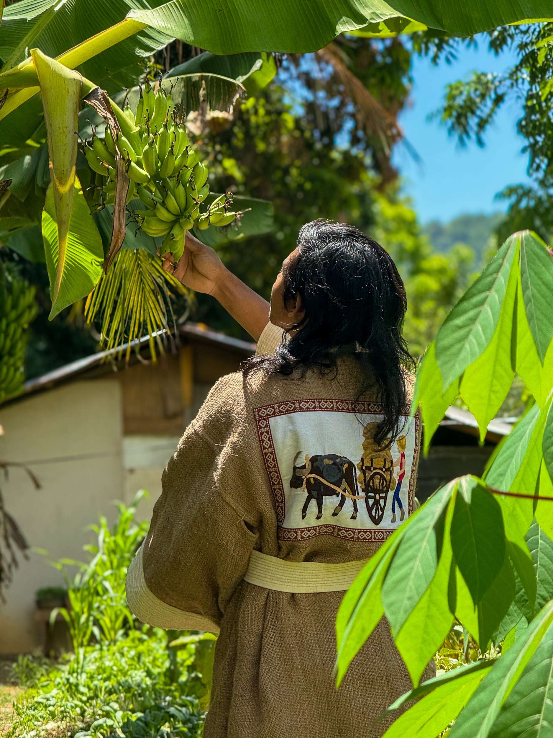 ✦ Carabao Joy – Breiter Jute-Kimono mit Leinenfutter und handgesticktem Kunstwerk