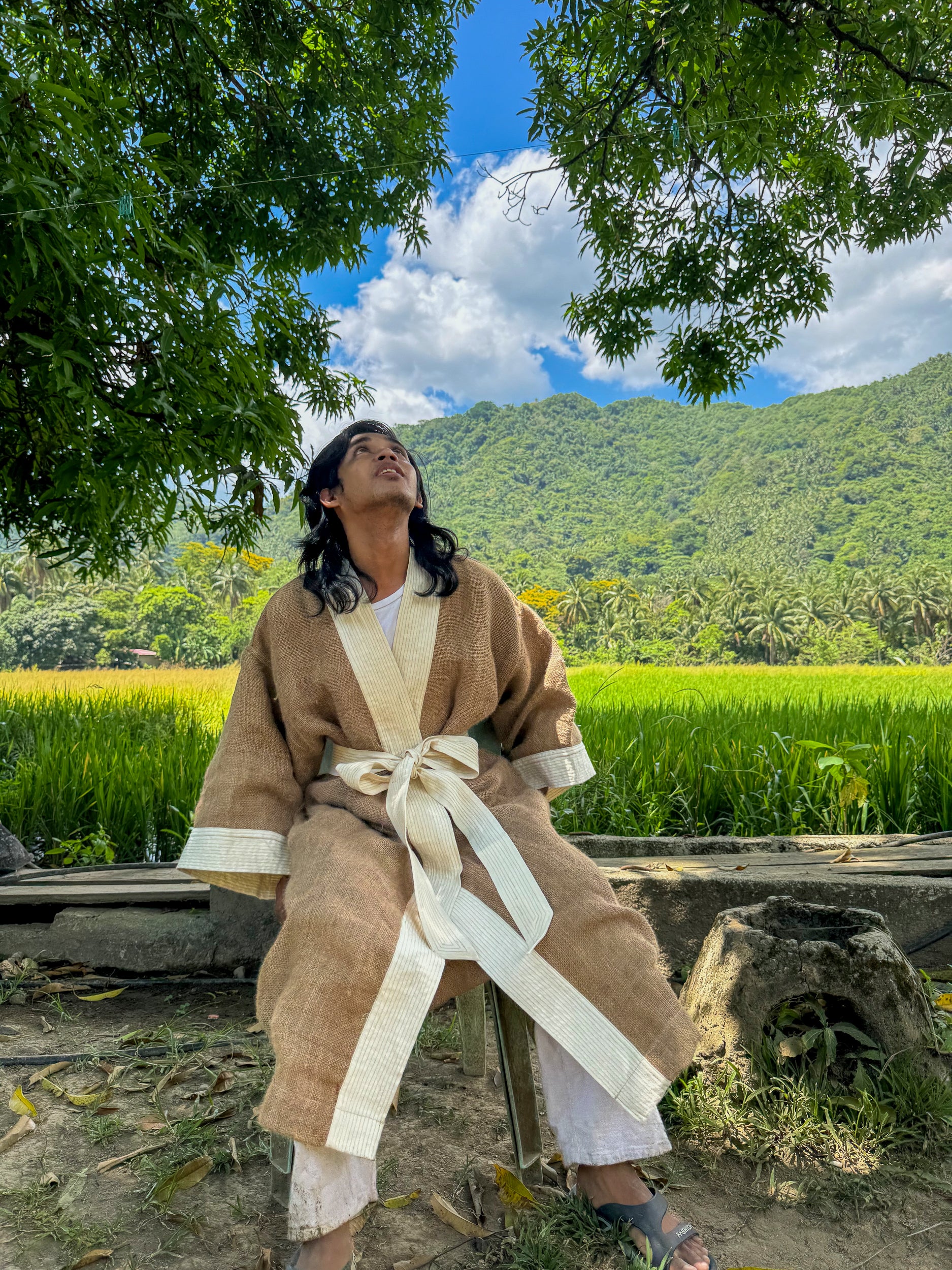 ✦ Carabao Joy – Breiter Jute-Kimono mit Leinenfutter und handgesticktem Kunstwerk
