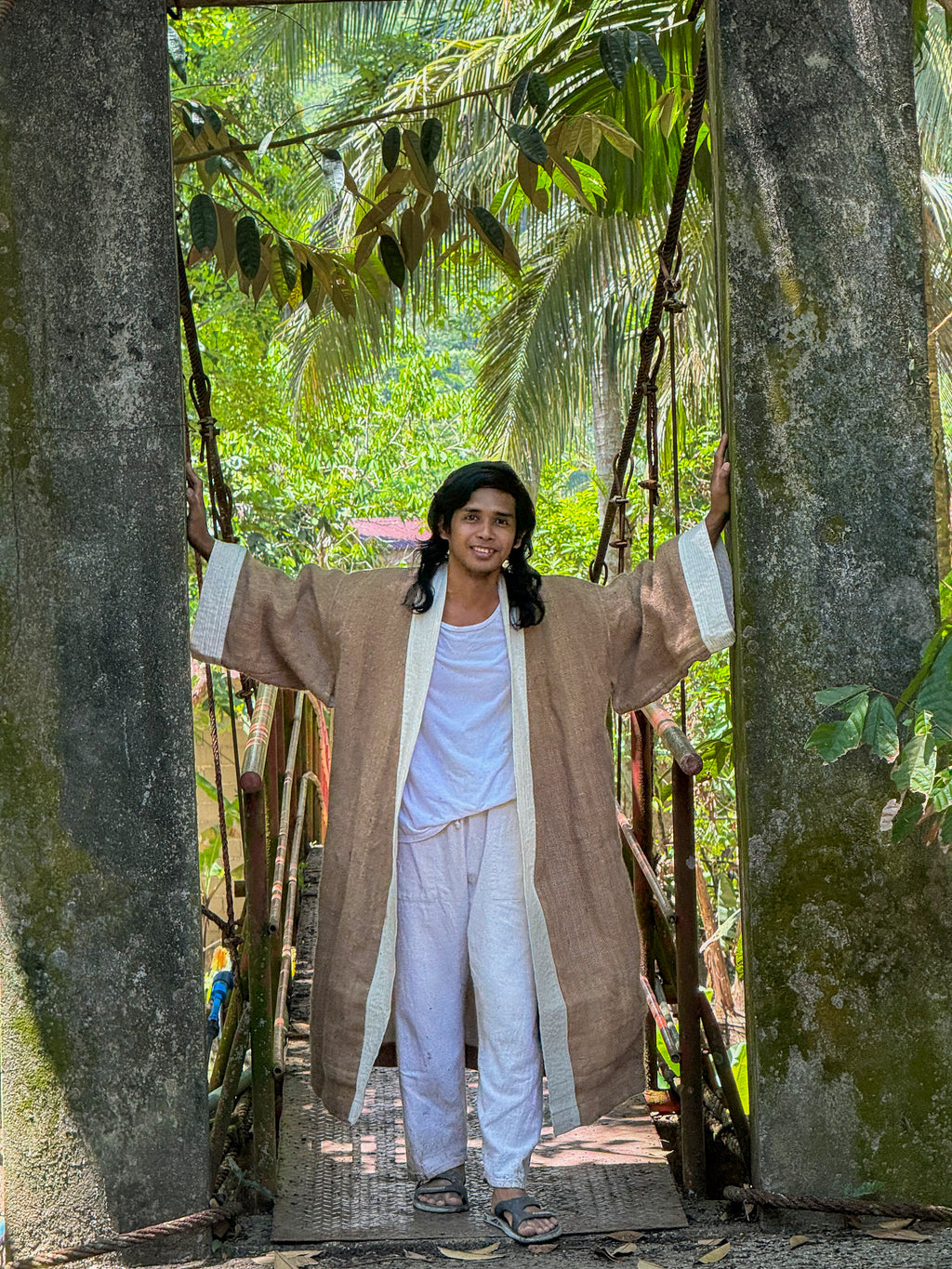 ✦ Carabao Joy – Breiter Jute-Kimono mit Leinenfutter und handgesticktem Kunstwerk