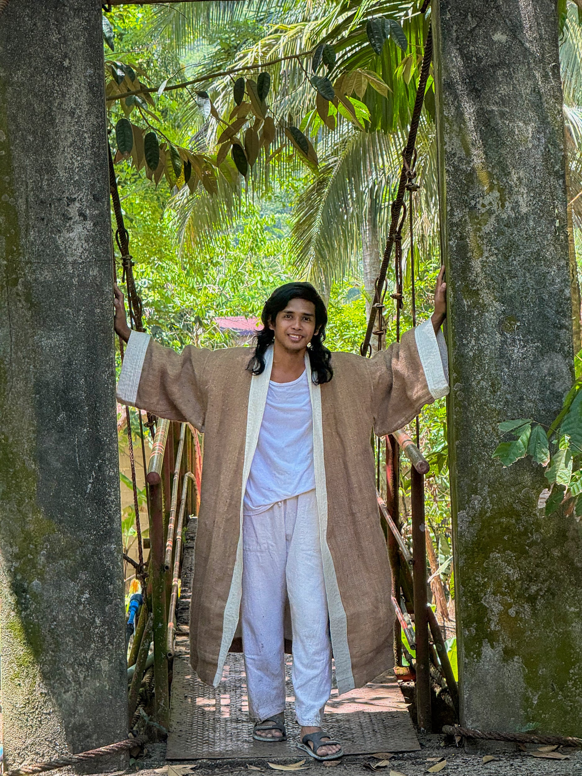 ✦ Carabao Joy – Breiter Jute-Kimono mit Leinenfutter und handgesticktem Kunstwerk