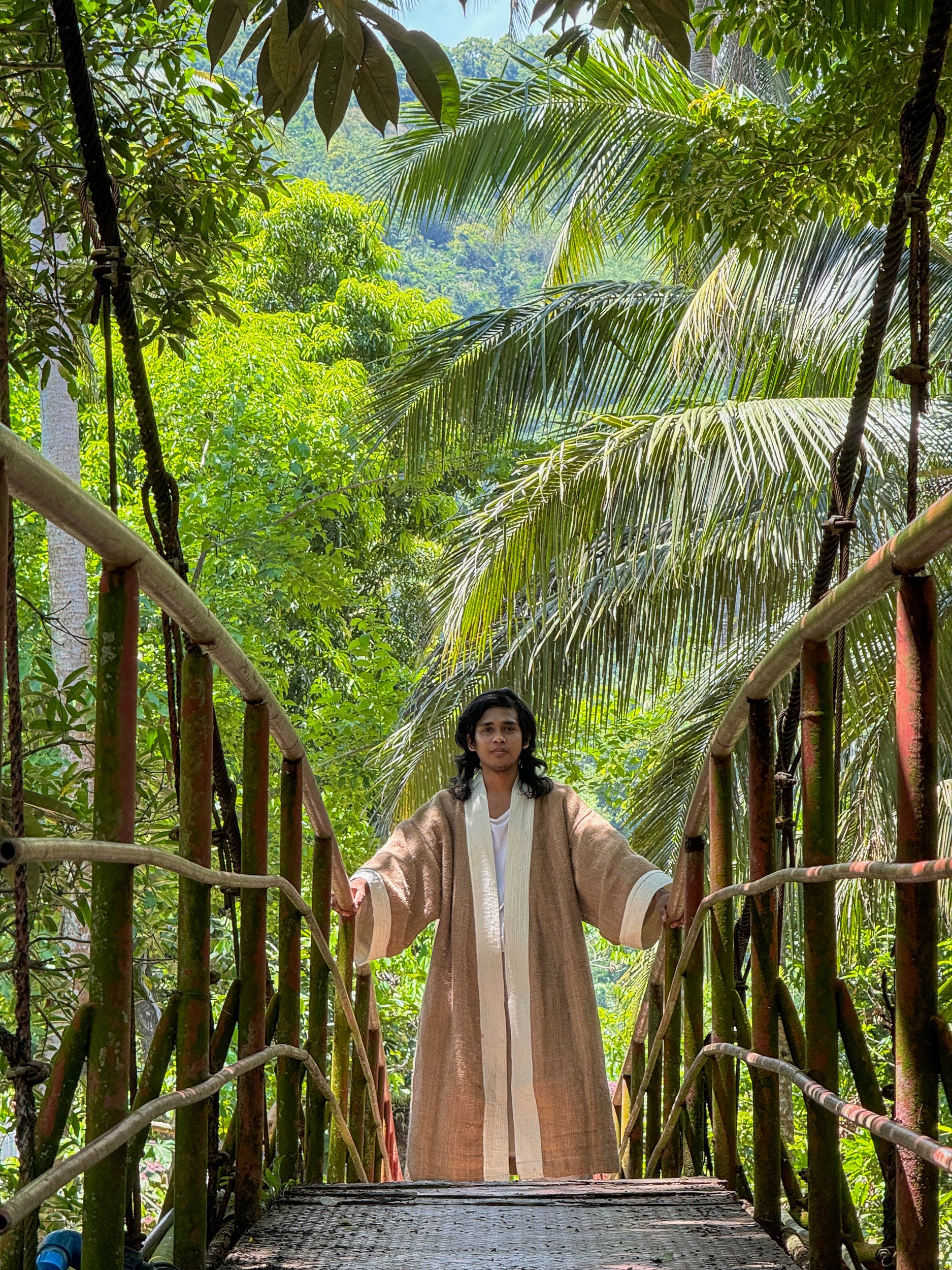 ✦ Carabao Joy – Breiter Jute-Kimono mit Leinenfutter und handgesticktem Kunstwerk