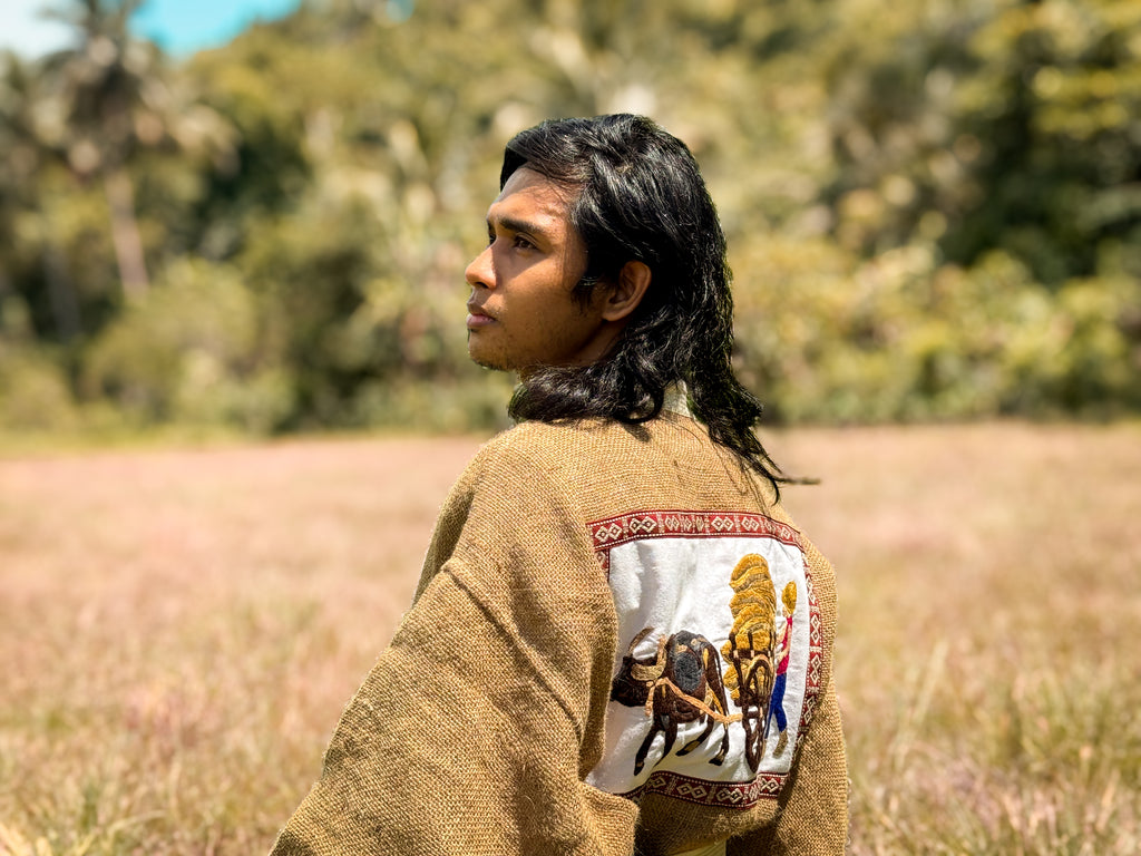 ✦ Carabao Joy – Breiter Jute-Kimono mit Leinenfutter und handgesticktem Kunstwerk