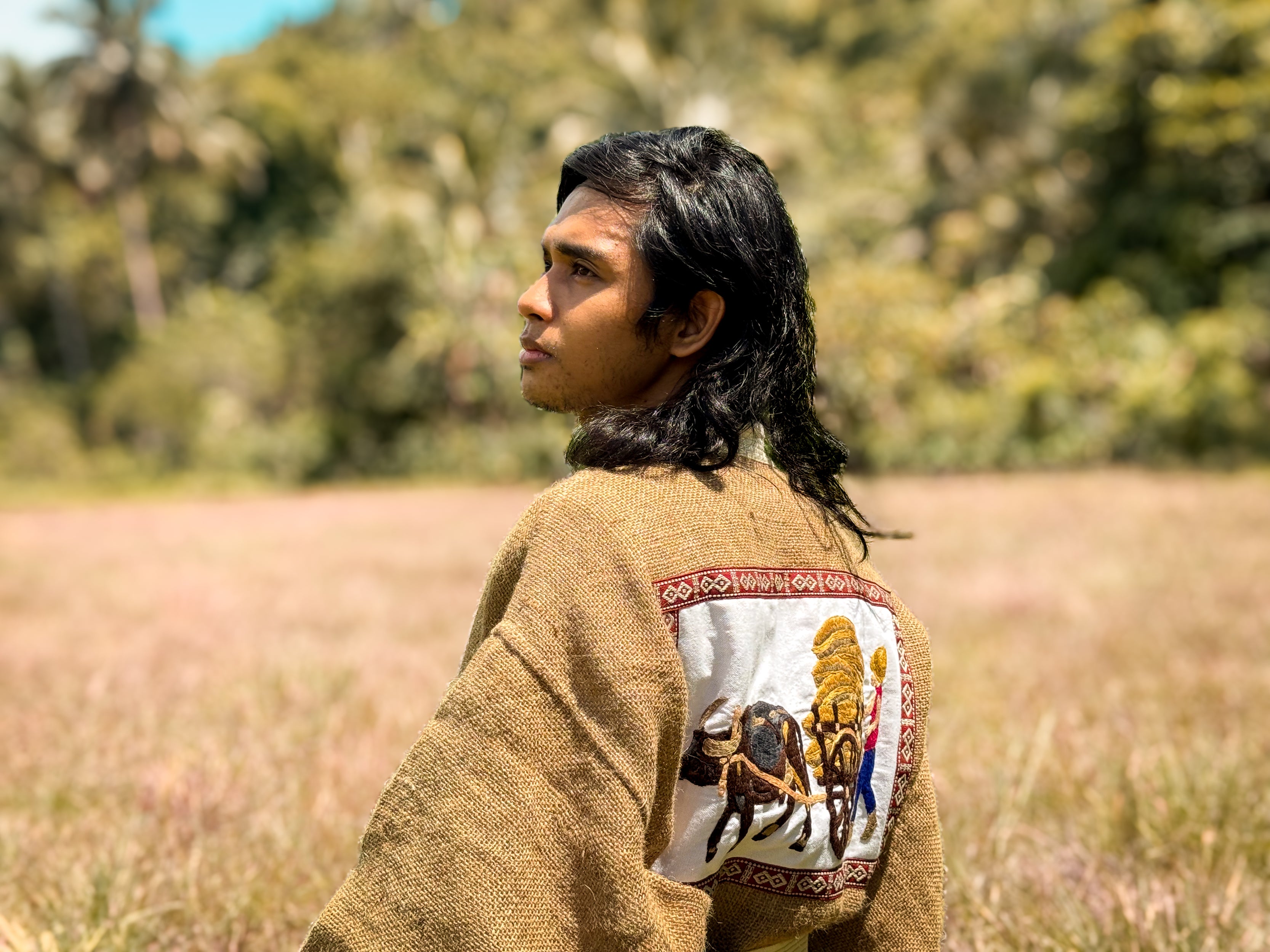 ✦ Carabao Joy – Breiter Jute-Kimono mit Leinenfutter und handgesticktem Kunstwerk