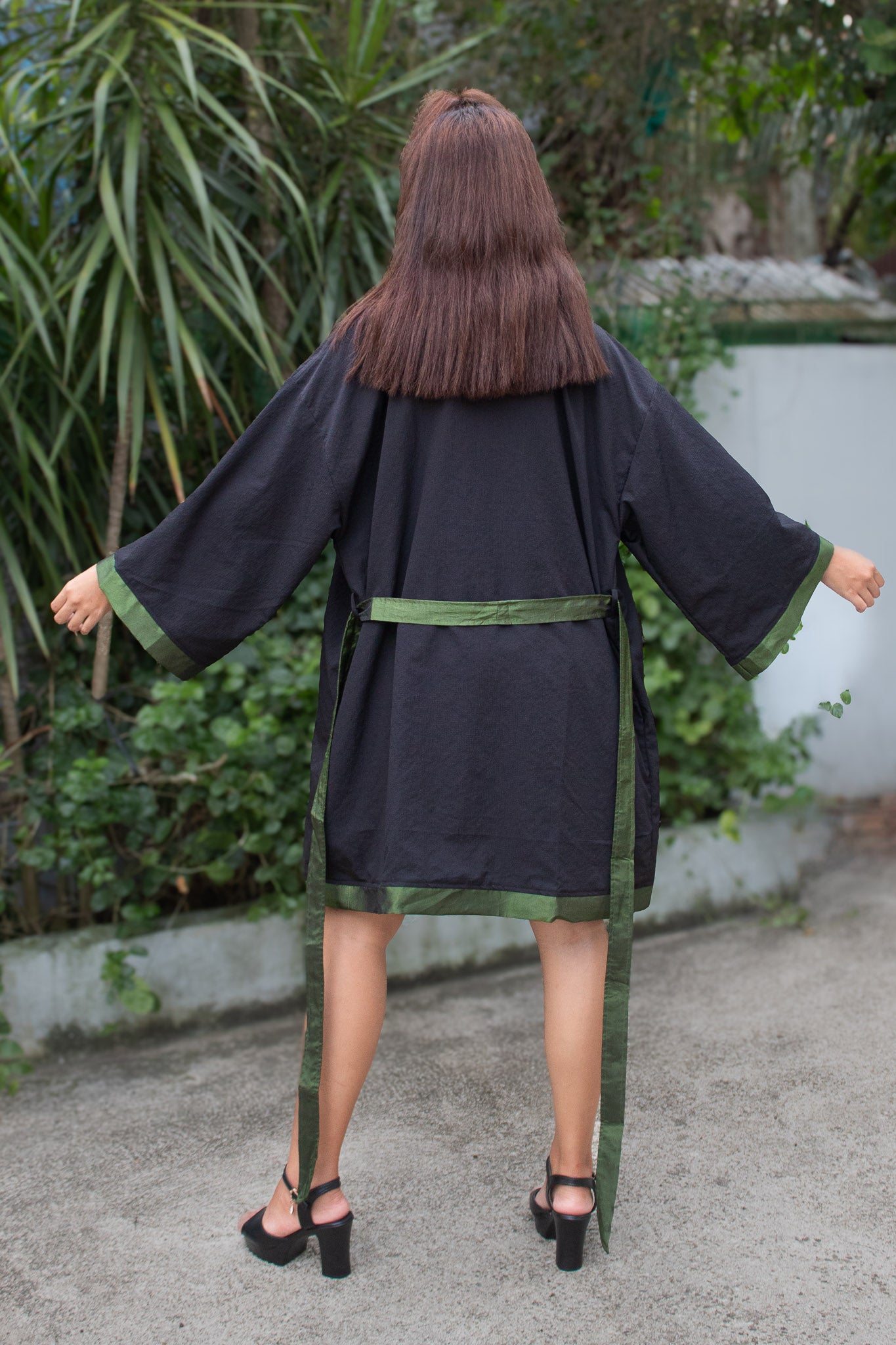 ✦ Shadow Grove – Glatter strukturierter schwarzer Kimono mit eleganten und glänzenden Farbakzenten