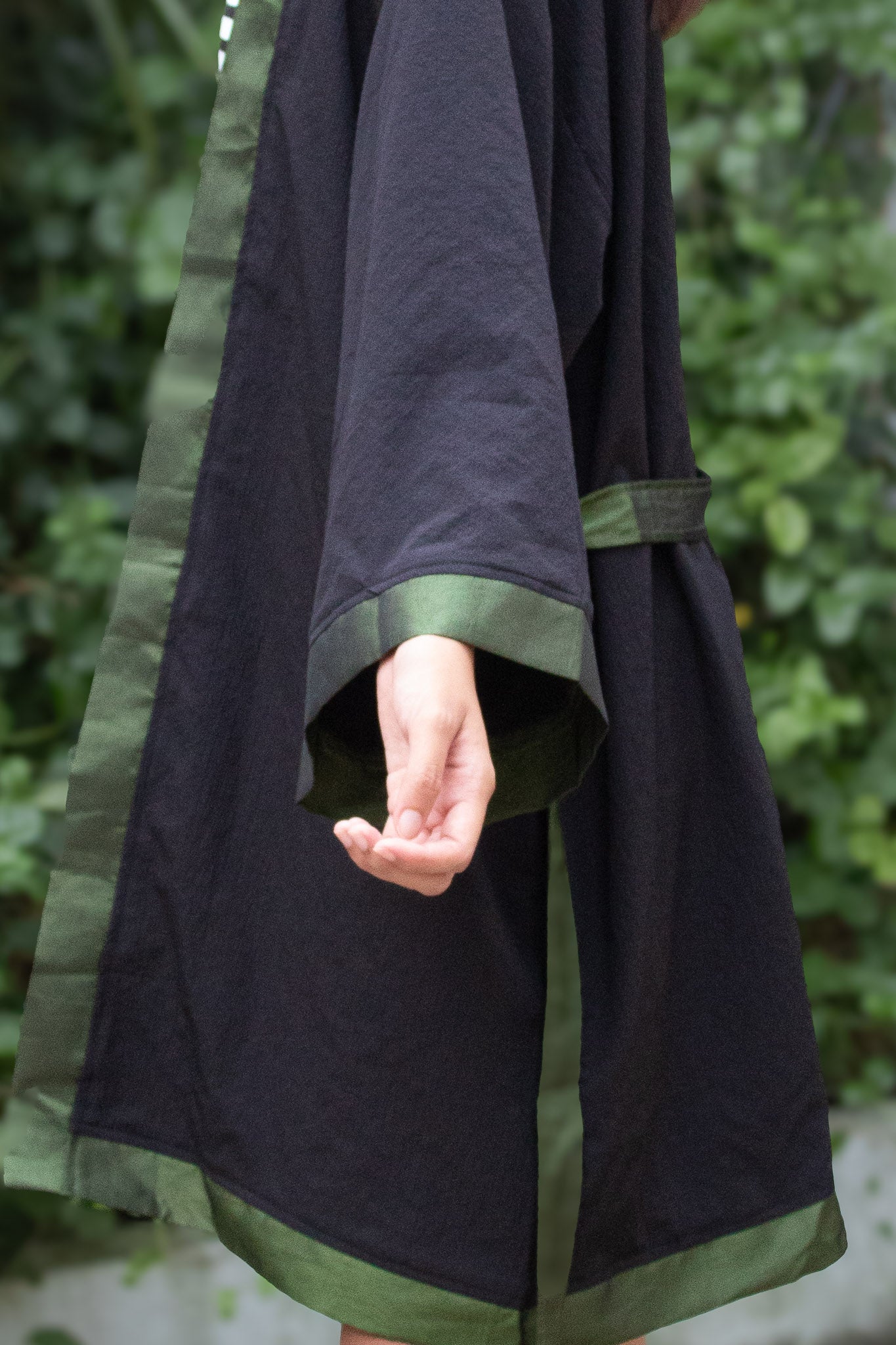 ✦ Shadow Grove – Glatter strukturierter schwarzer Kimono mit eleganten und glänzenden Farbakzenten