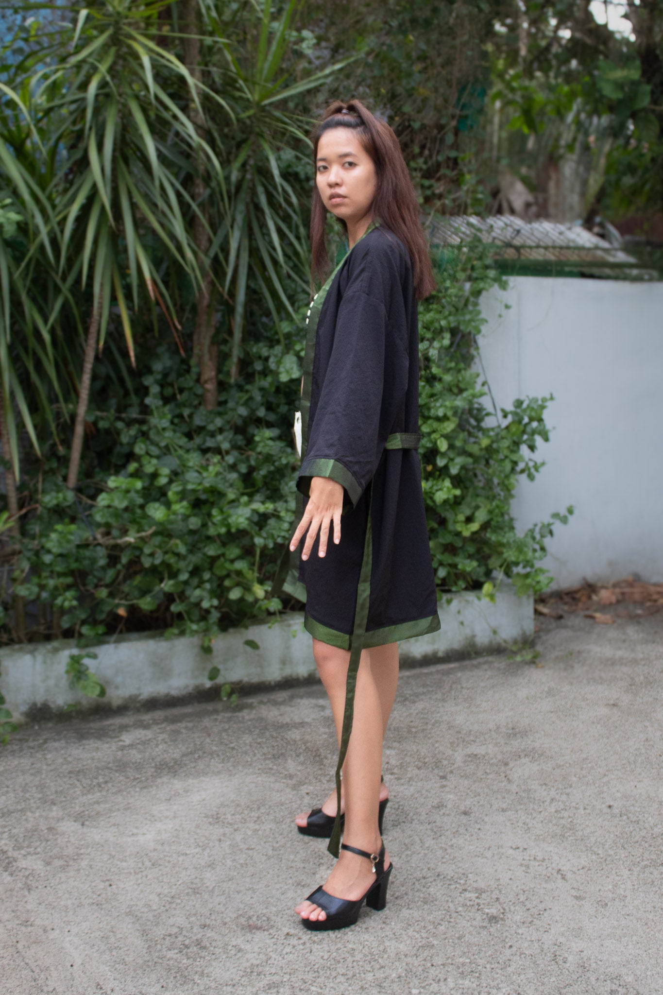 ✦ Shadow Grove – Glatter strukturierter schwarzer Kimono mit eleganten und glänzenden Farbakzenten